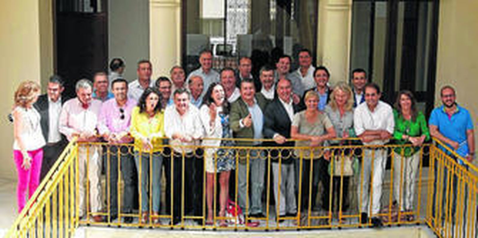 Alcaldes y cargos orgánicos e institucionales del PP de Cádiz, fotografiados recientemente en Algeciras.