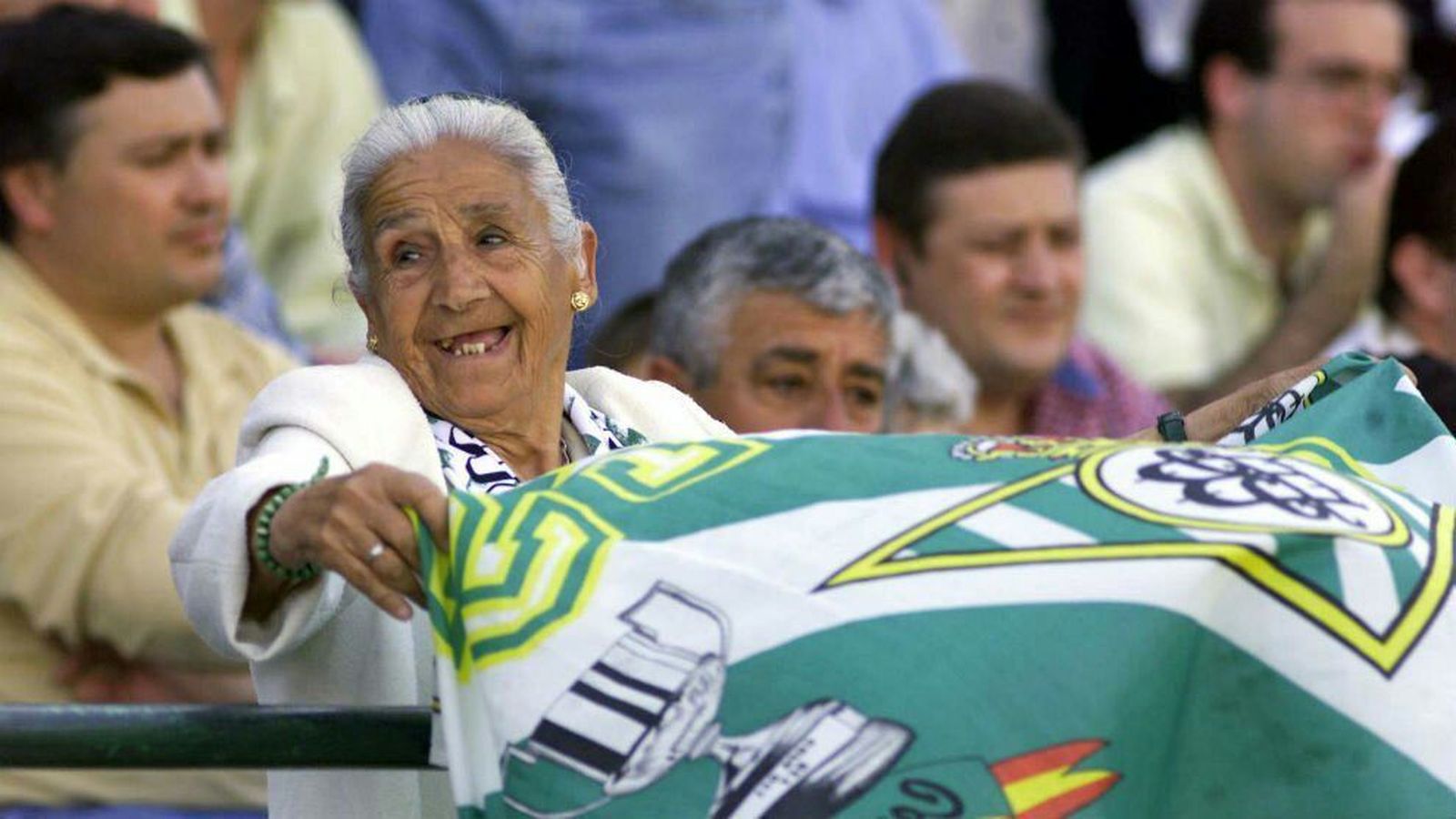 La Abuela del Betis, en la grada durante un encuentro.