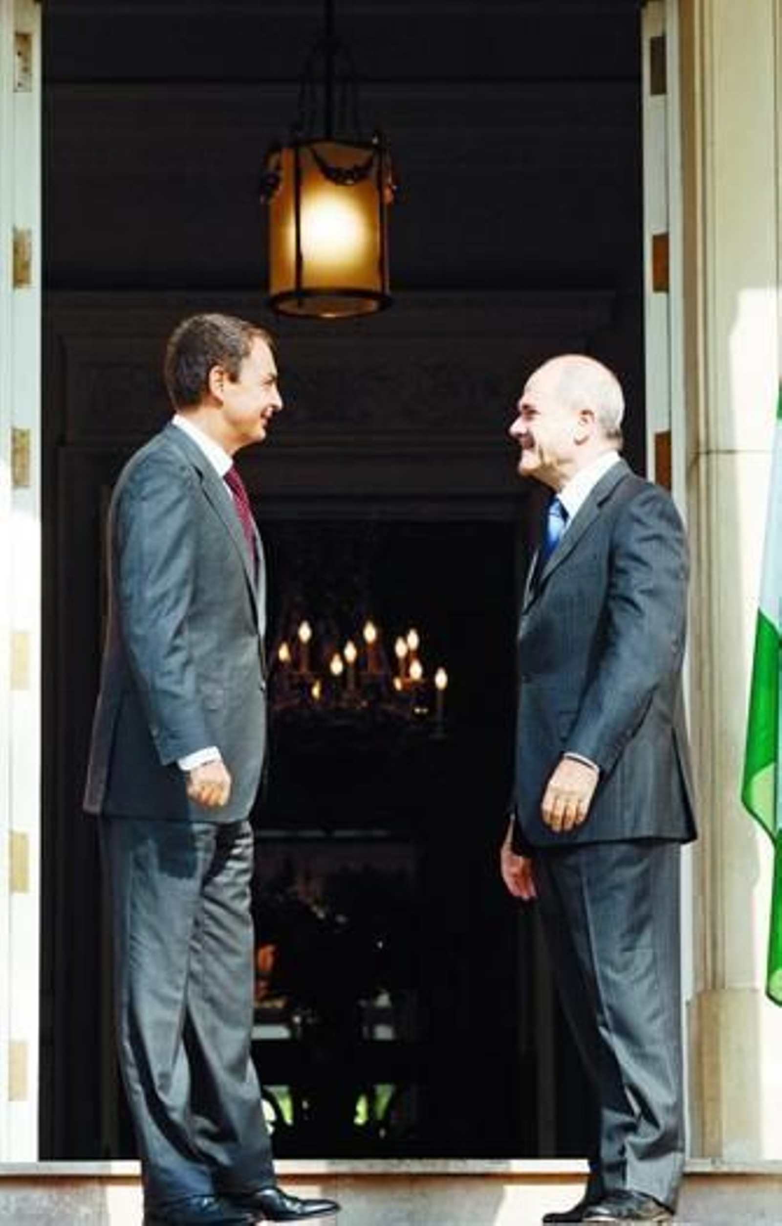 Zapatero y Chaves, en La Moncloa en 2007, en su reunión sobre la deuda histórica. Zapatero y Chaves, en La Moncloa en 2007, en su reunión sobre la deuda histórica.