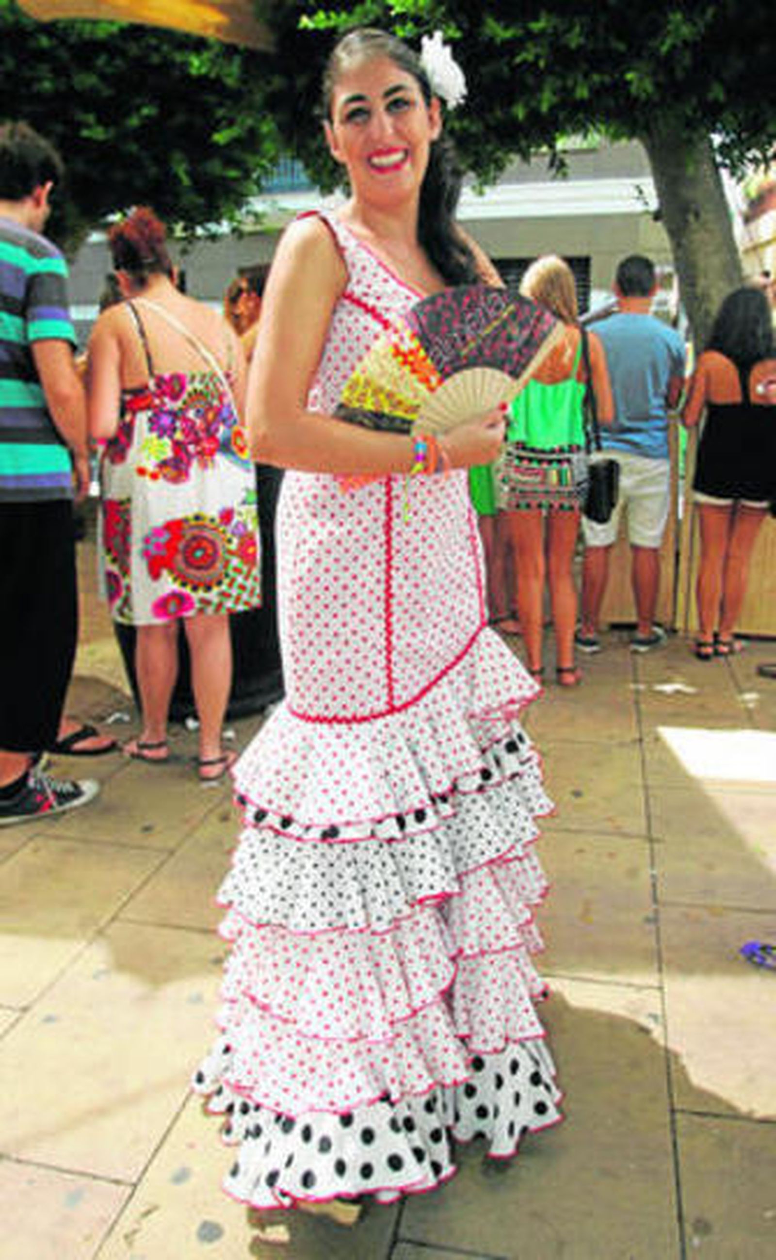 Noemí Morales luce un precioso vestido obra de la diseñadora Lola Uclés.