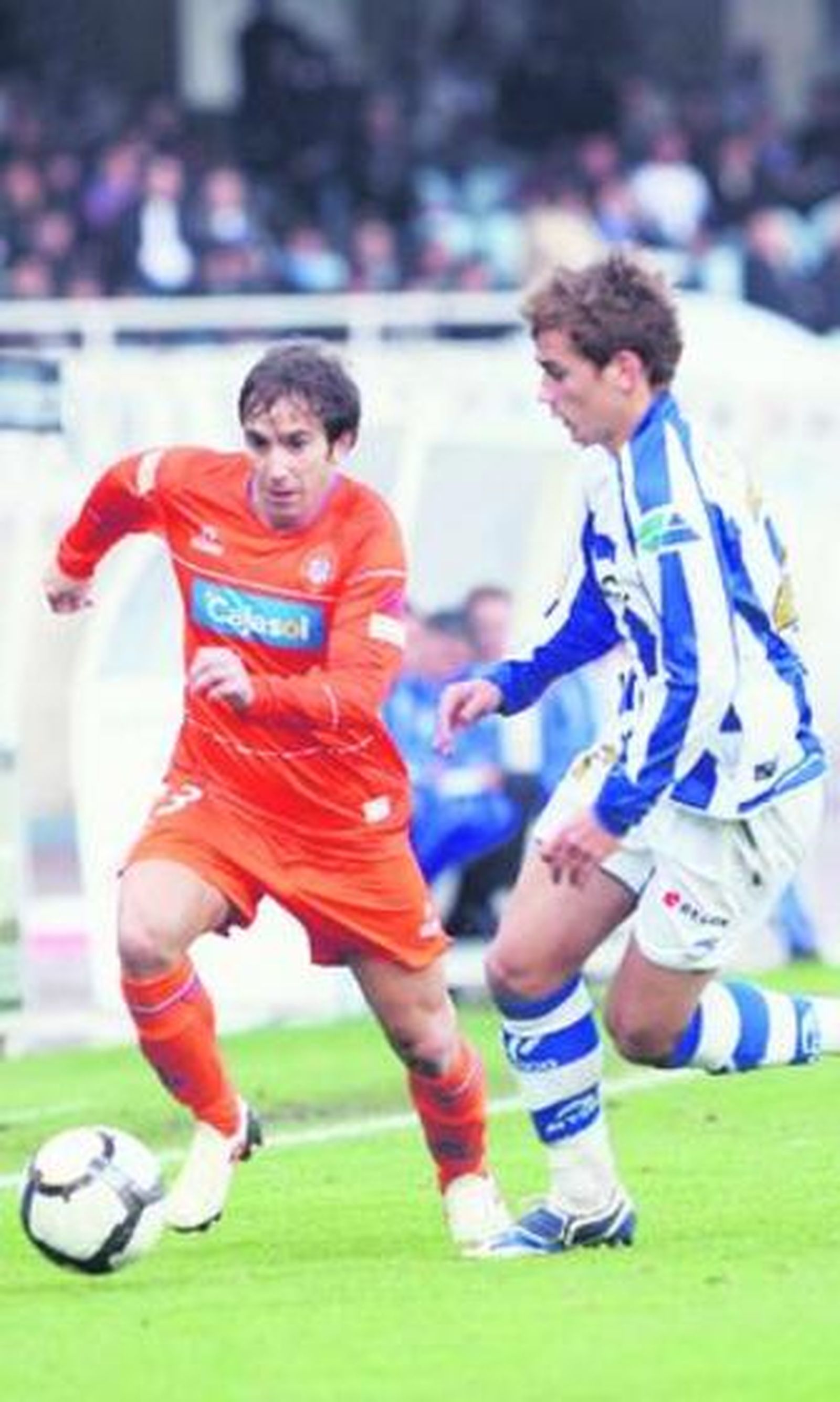 El recreativista Raúl Cámara avanza ante Griezmann.