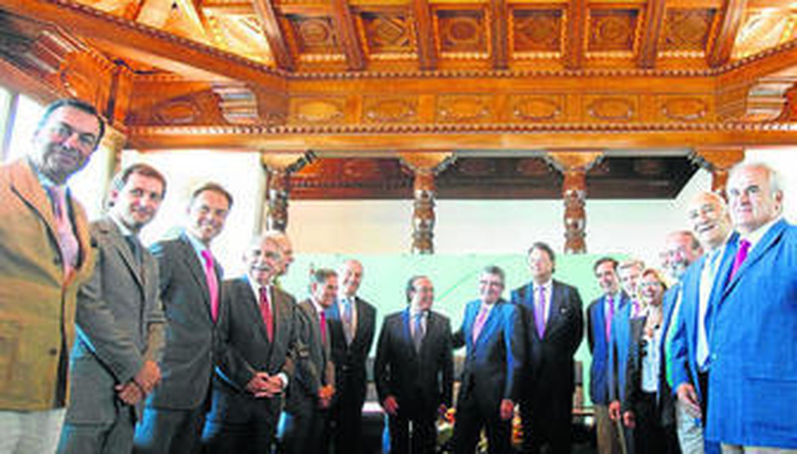 El consejero de Gobernación, Luis Pizarro, al fondo en el centro, con los miembros de la Mesa del Toro.