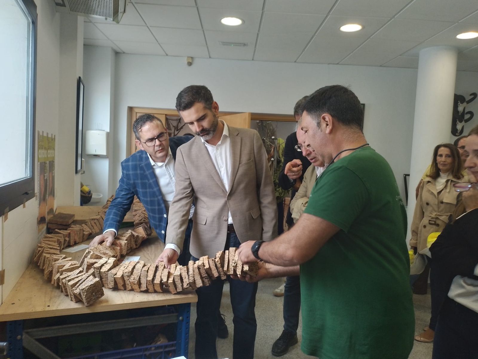 El consejero de Medio Ambiente ha conocido las muestras de la suberoteca.