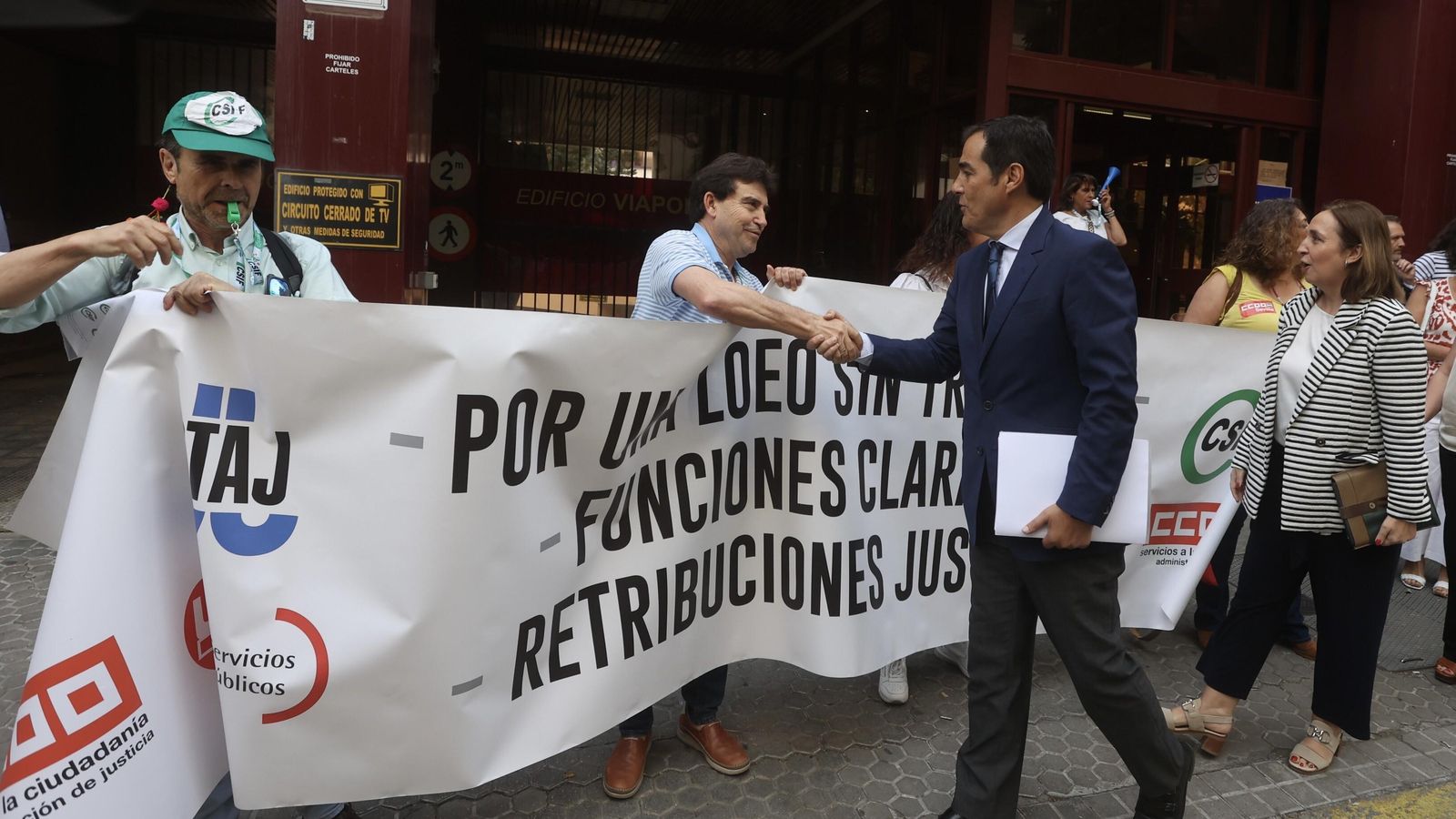 El consejero de Justicia saluda a uno de los participantes en la manifestación de los funcionarios del sector.
