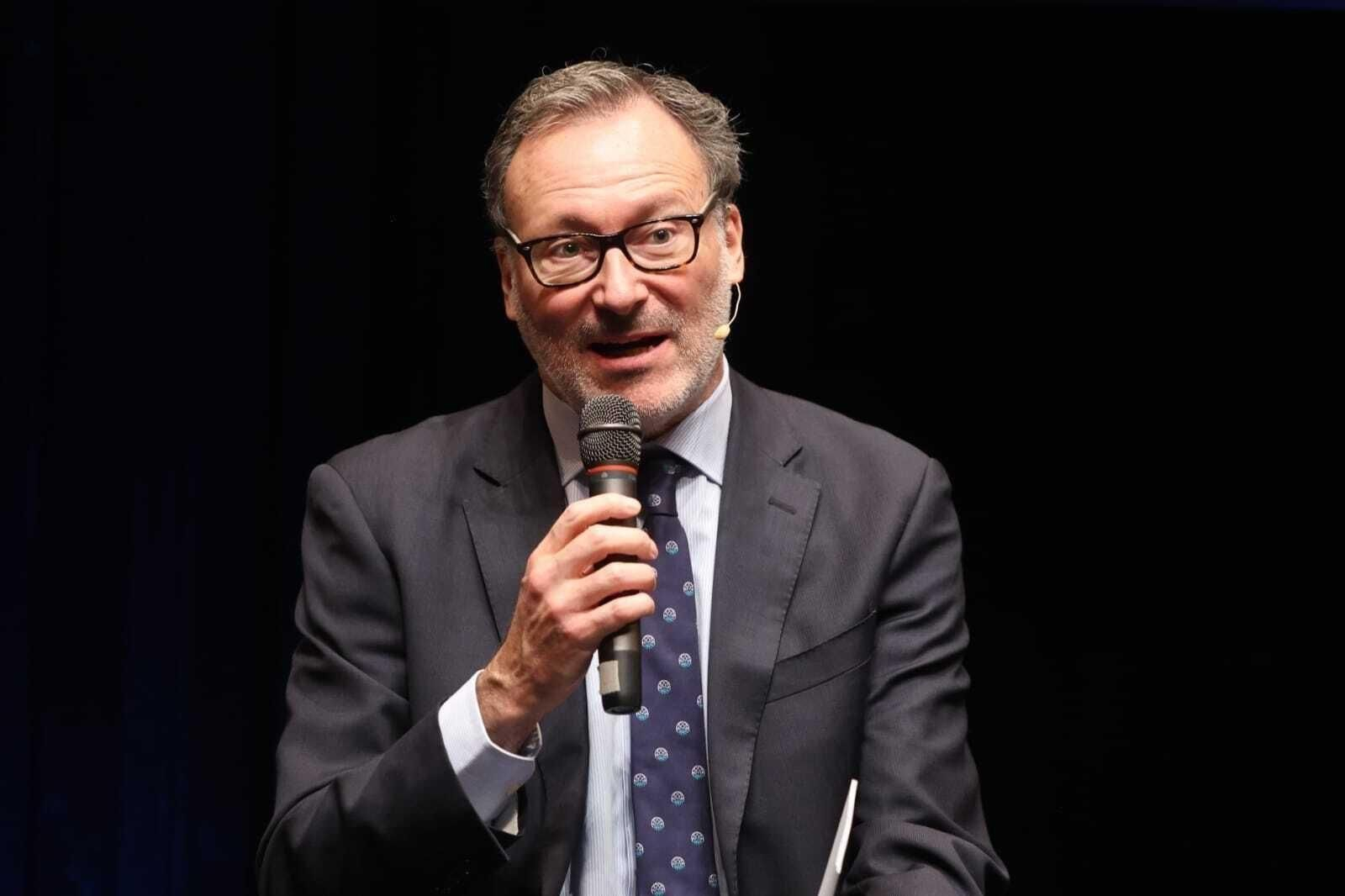 Comninos, CEO de la BCL.