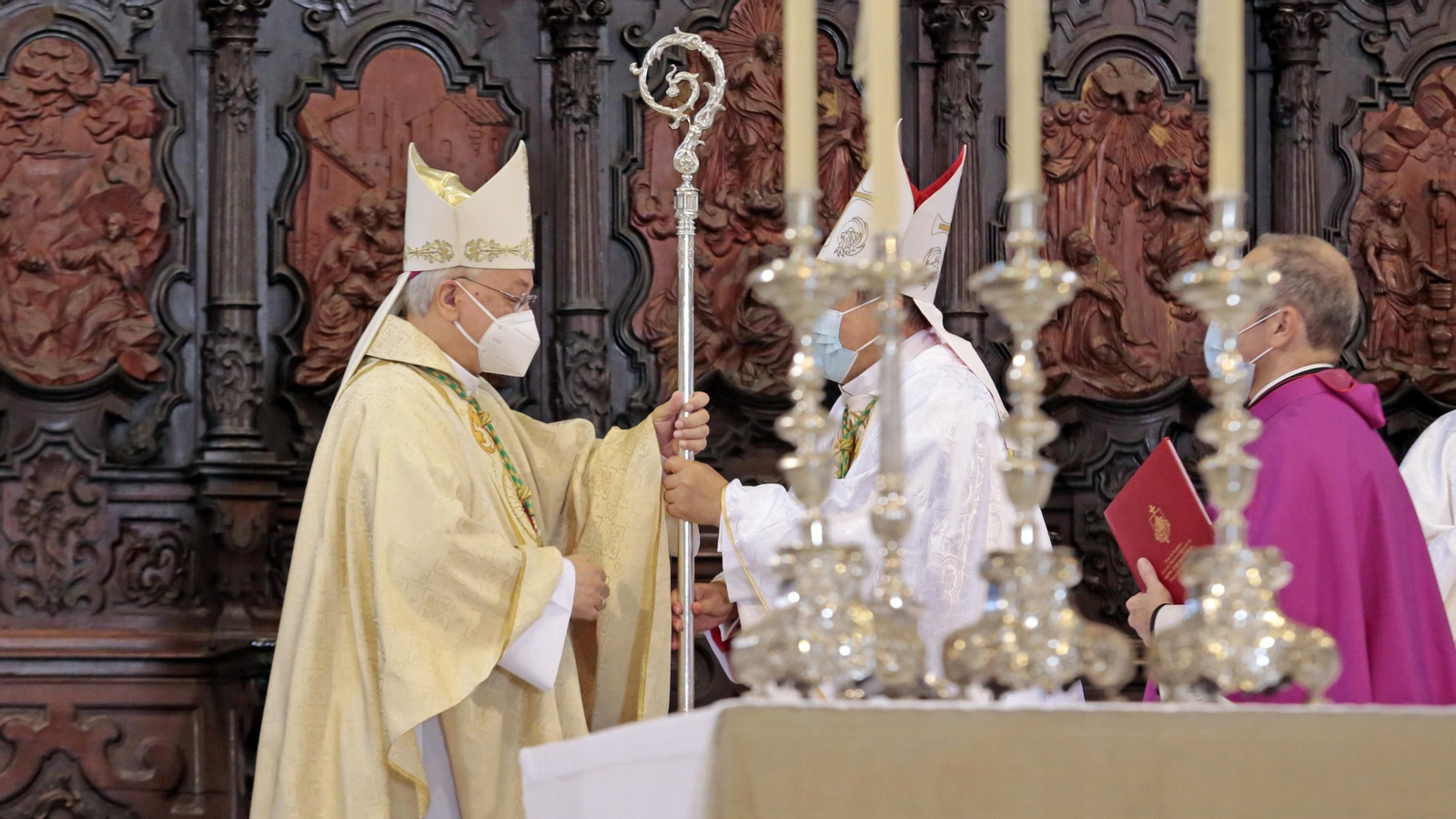 Momento en el que monseñor José Rico Pavés toma el báculo de manos del Nuncio Apostólico de España, Bernardito Auza.