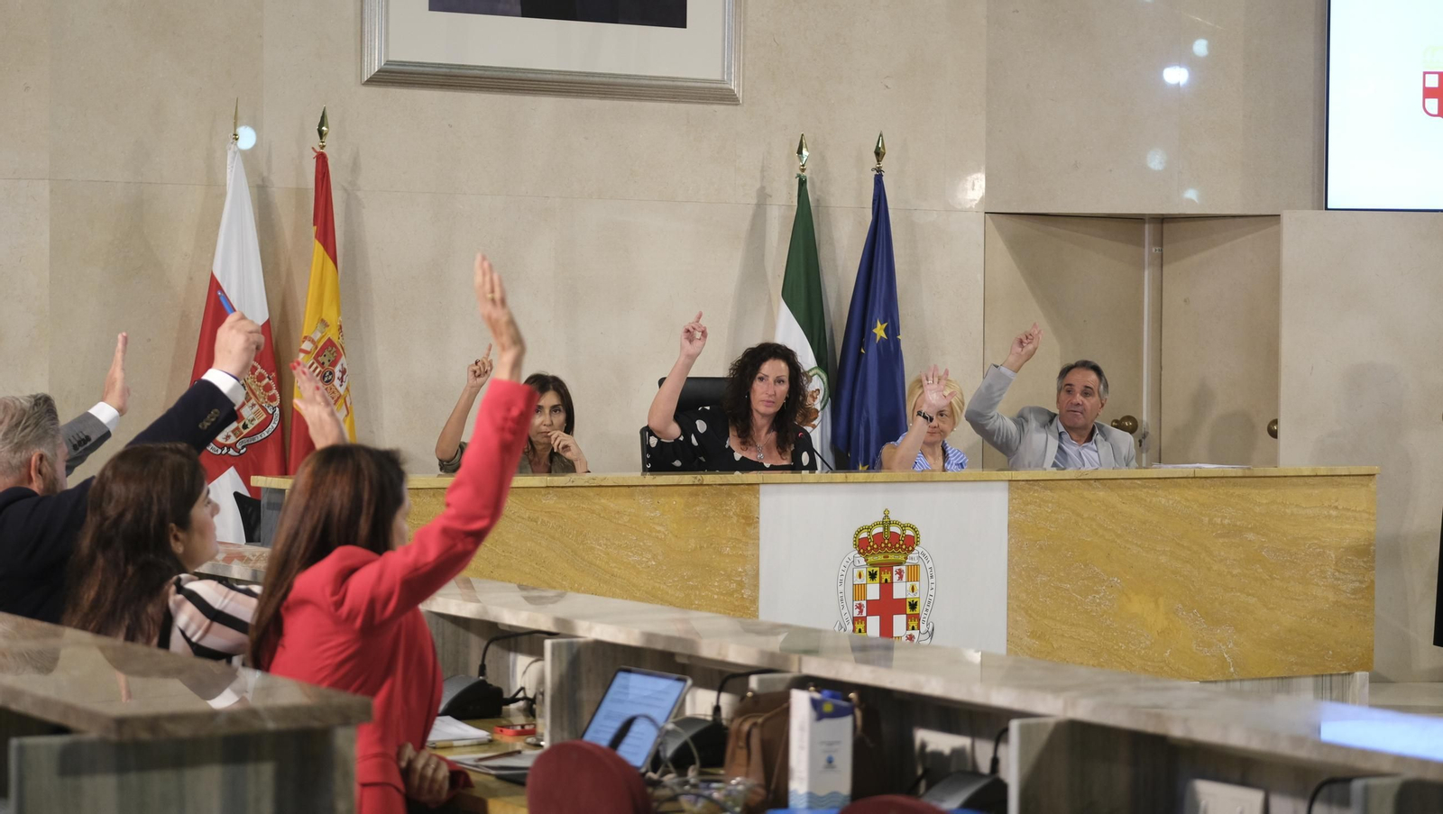 Los concejales del PP votando en contra de las mociones presentadas por PSOE y Podemos