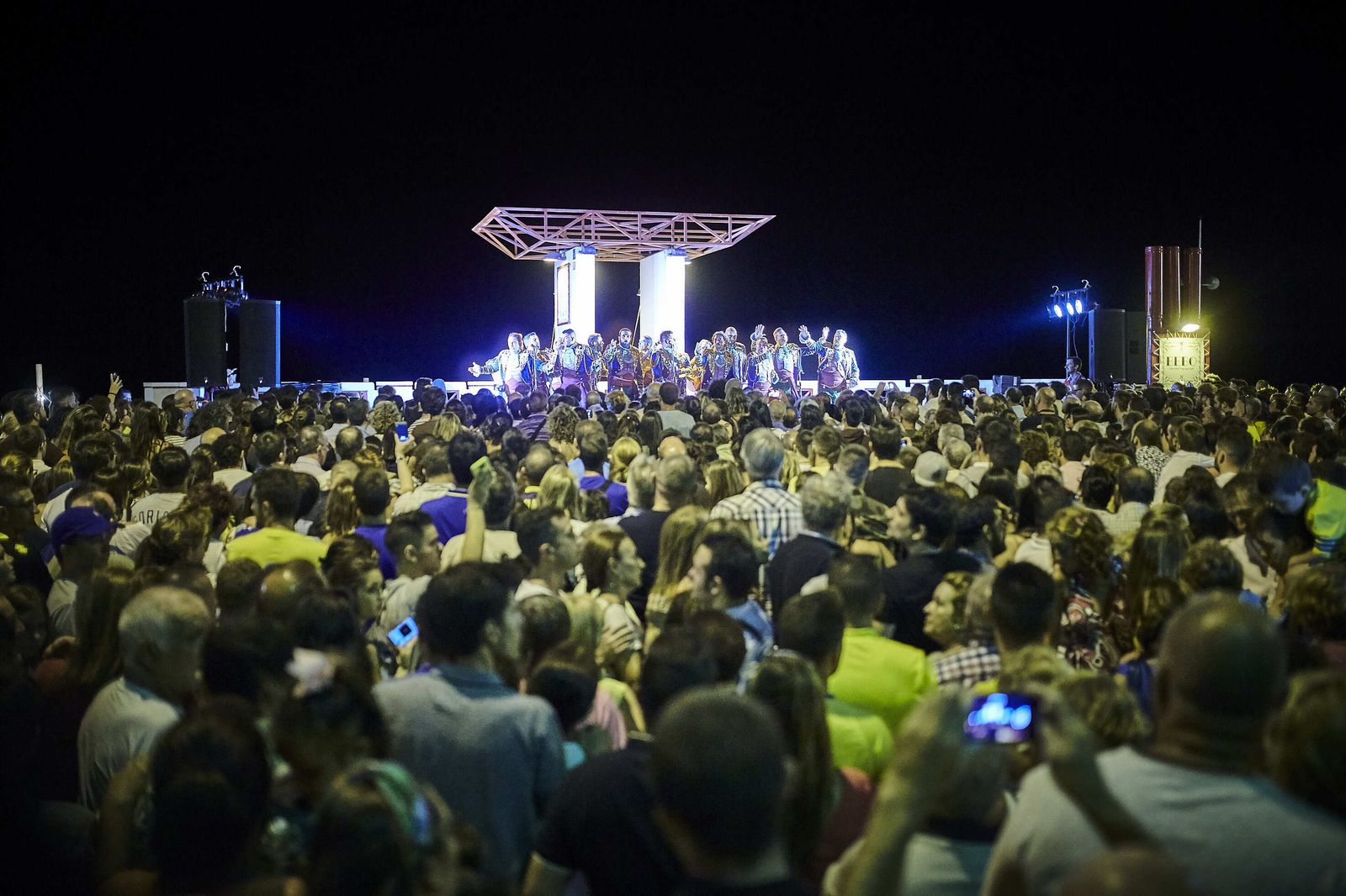 Una de las actuaciones en el Paseo Marítimo en la noche del Trofeo Carranza de 2017.
