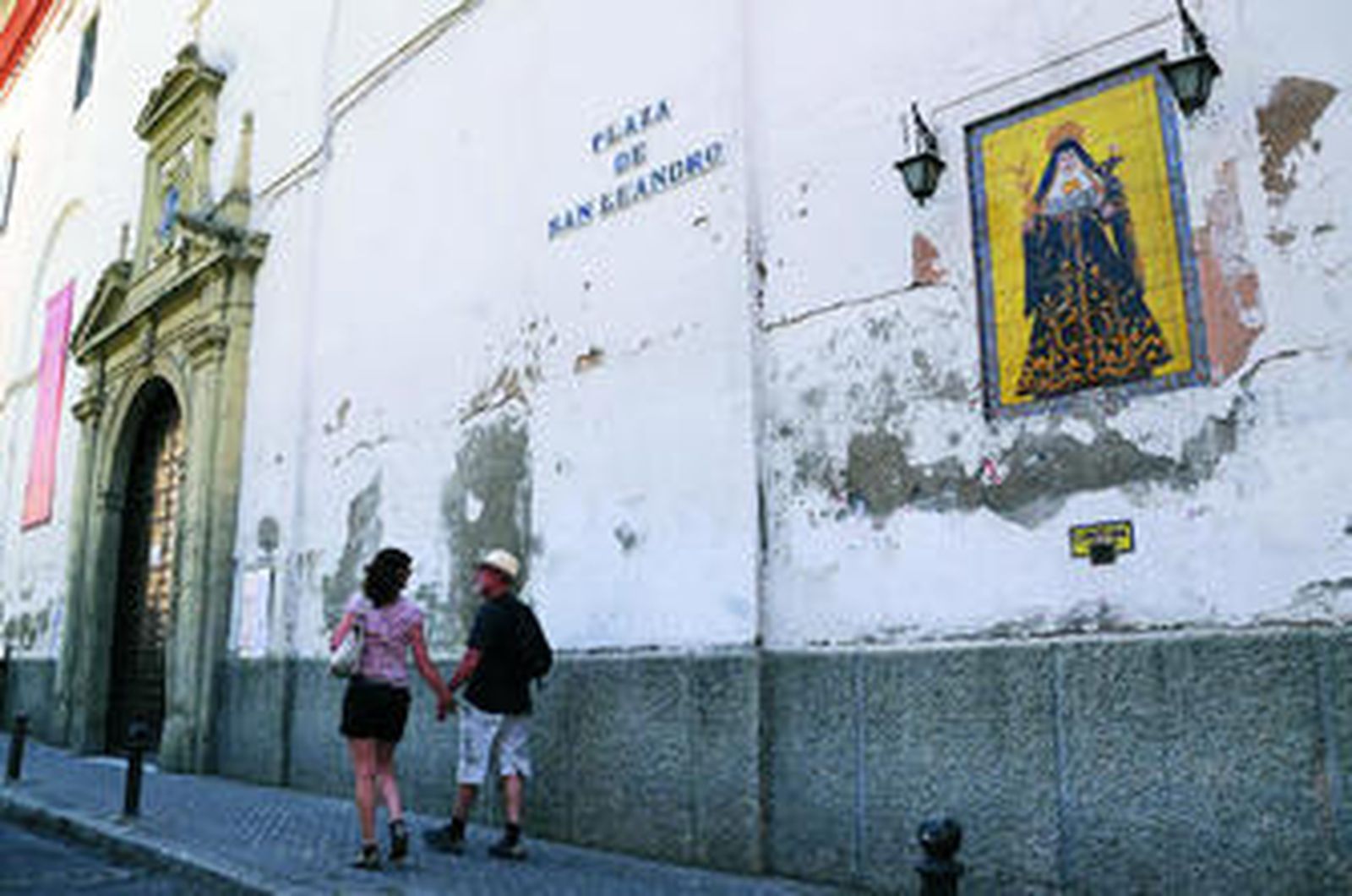 Fachada de la iglesia del Convento de San Leandro, con numerosos desconchados.