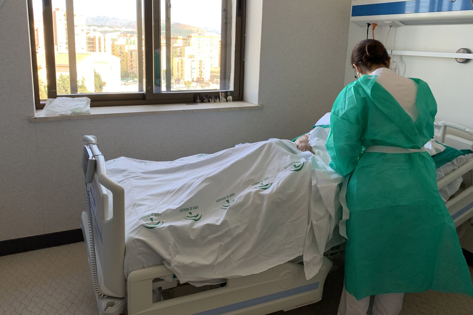 Una sanitaria atiende a un paciente en el Hospital Regional.