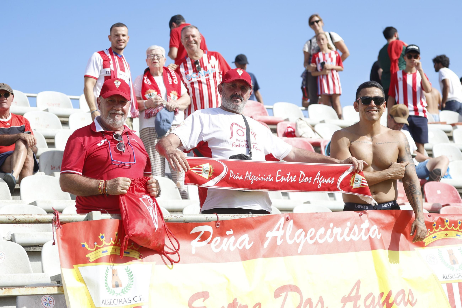 Aficionados algeciristas en el Nuevo Mirador ante el Sabadell.