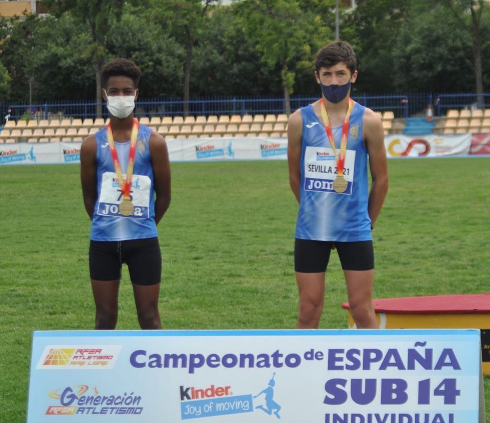 Luis Zekarias y Miguel Rodríguez, del Beiman Chapín, posan con sus medallas de oro en Sevilla.