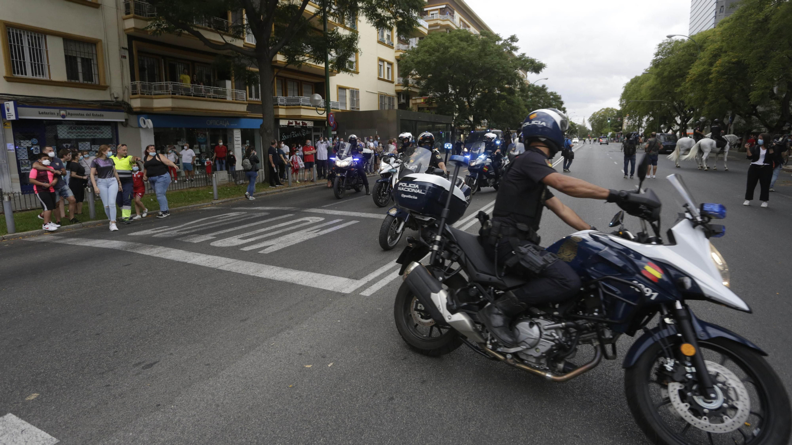 Mucha  presencia policial en el entorno del Sanchez Pizjuán  durante el derbi