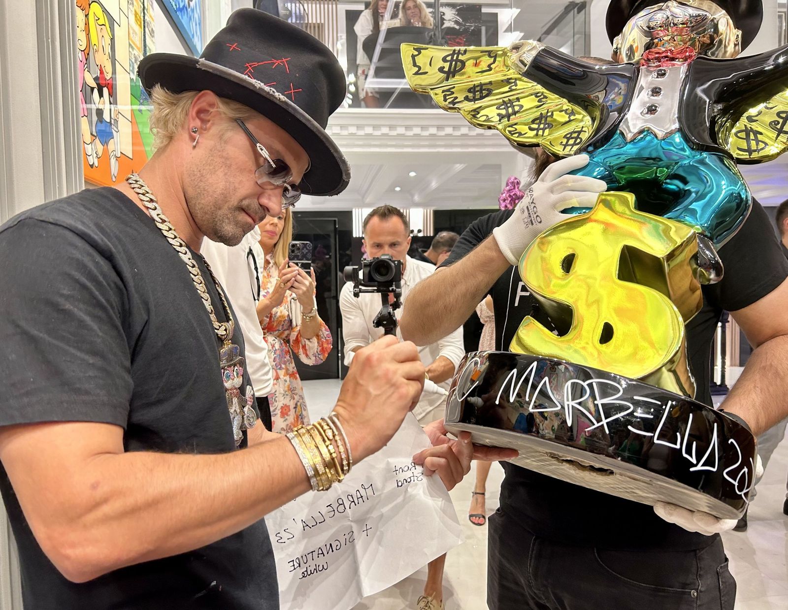Alec  Monopoly, en la Twisted Art Gallery de Puerto Banús, en Marbella