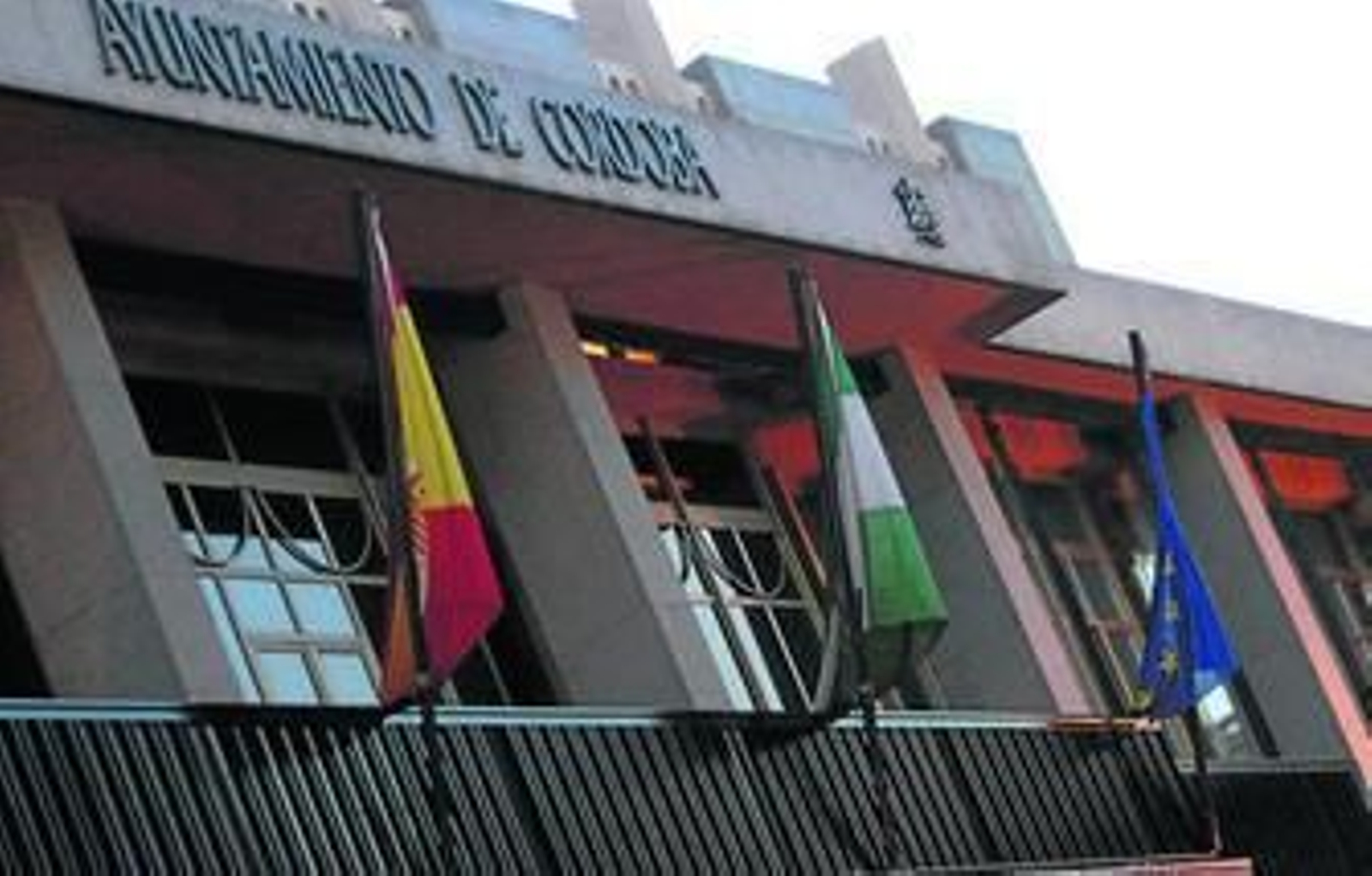 La bandera de la UE, ayer junto a las de España y Andalucía, en el balcón del Ayuntamiento.