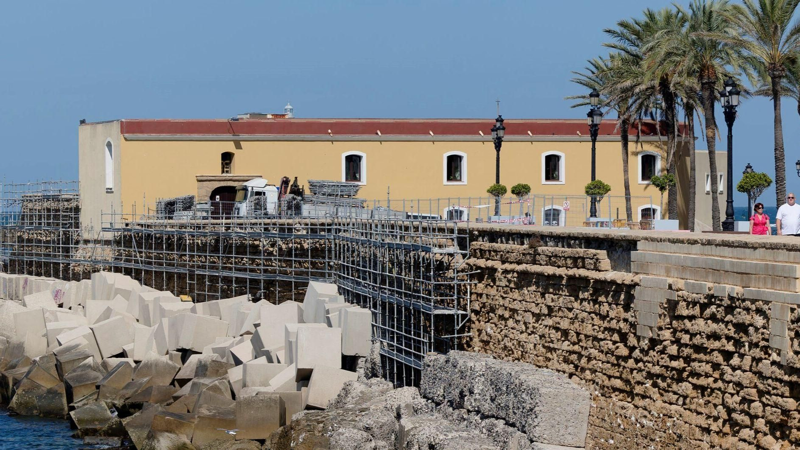 El Baluarte de los Mártires al fondo en el Campo del Sur.
