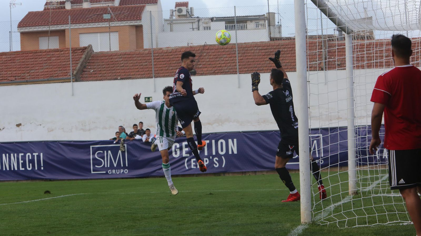 Juanto Ortuño cabecea ante Ubay y Serna, en la ocasión más clara del Córdoba CF en el primer tiempo.