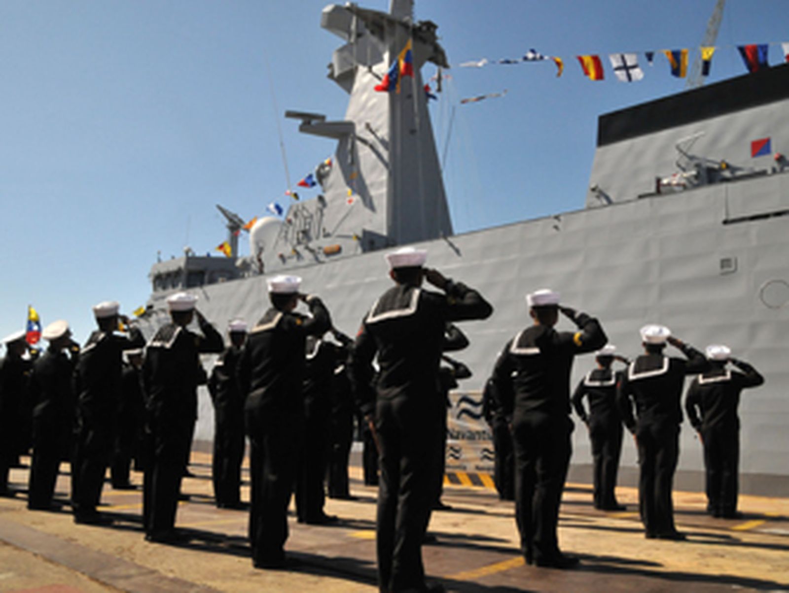 Los marineros del ´Kariña´ durante el acto de entrega del buque. /Javier González
