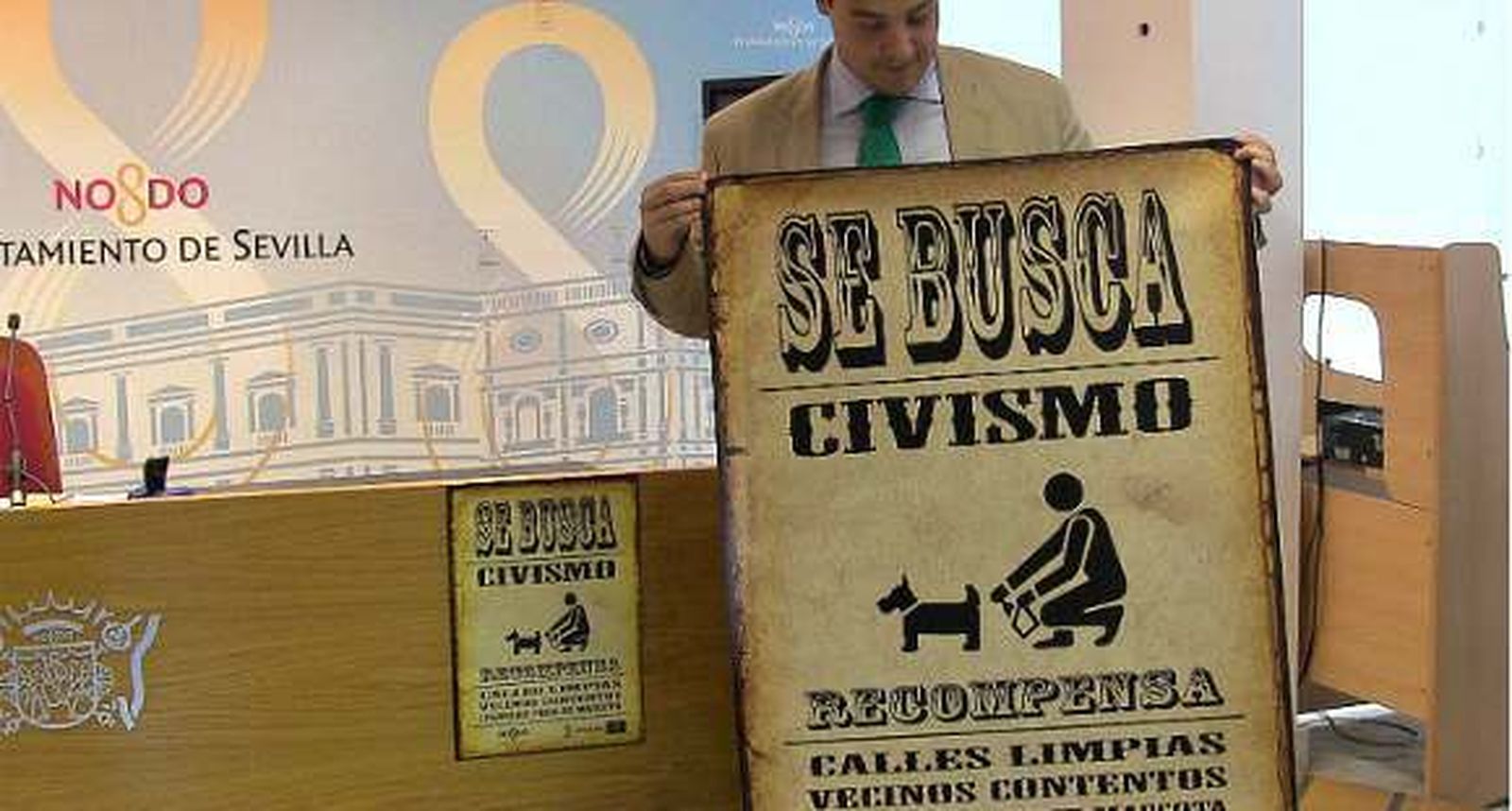 El concejal José Luis García muestra el cartel de la campaña.