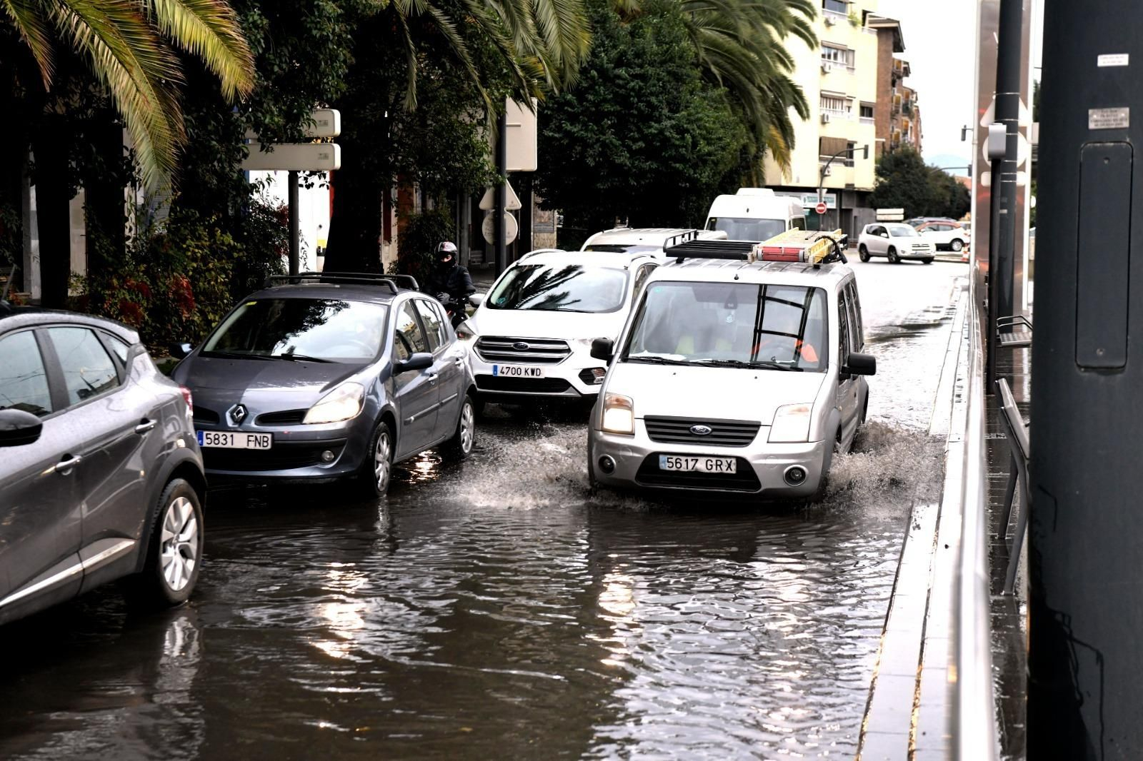 Las incidencias se acumulan en Granada tras la tromba de agua: desprendimientos, calles cortadas y un nuevo río