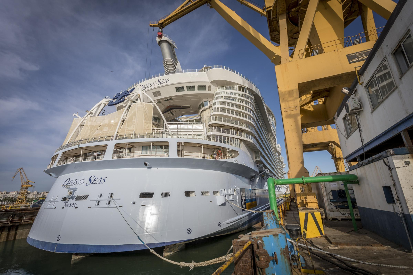 Vista de la popa del buque tras ser reparados los daños causados por la caída de dos grúas en Bahamas.