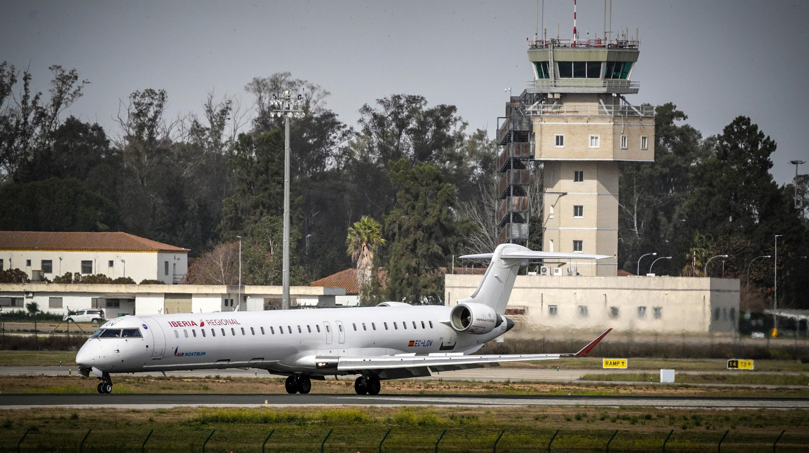 Un avión de la compañía Air Nostrum, en Jerez.