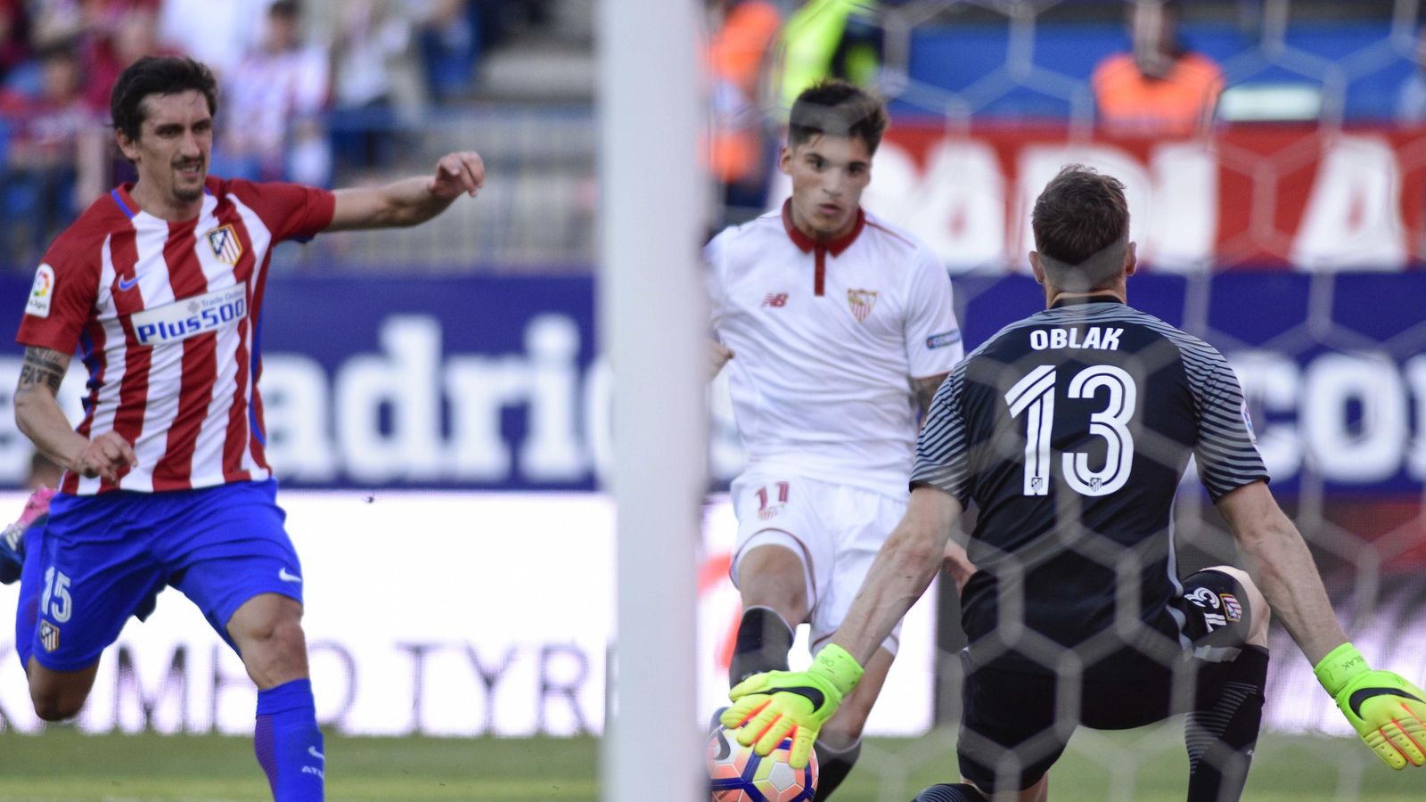 Correa dispara para batir a Oblak en el gol del honor sevillista.