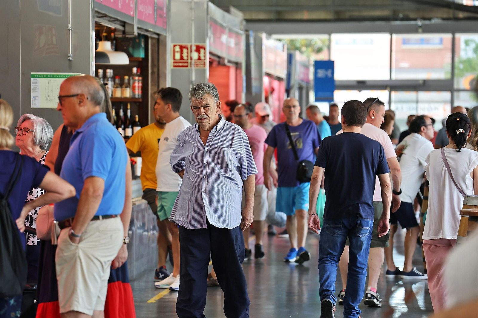Imágenes de las compras en el entorno del Mercado del Carmen en la mañana de sábado