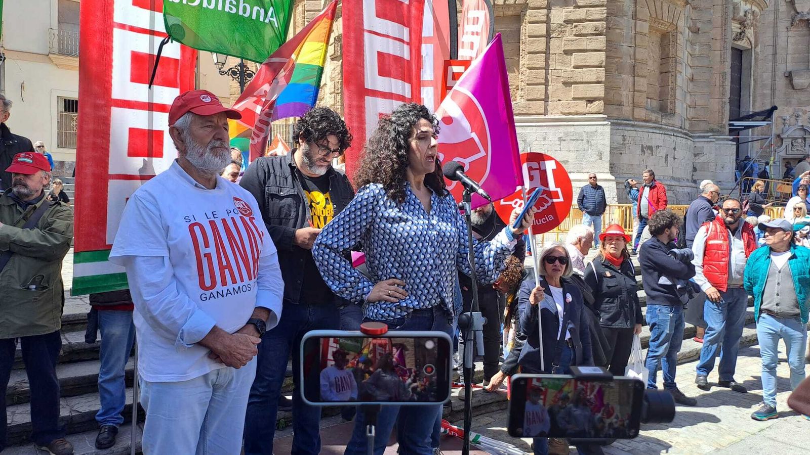 Lorena Mejías lee el manifiesto para reclamar mejoras en la profesión periodística.