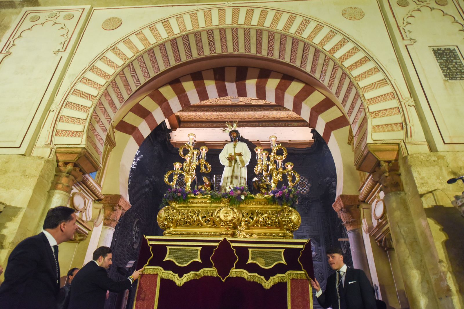 El Vía Crucis de las Cofradía con el Señor de la Sangre, en imágenes