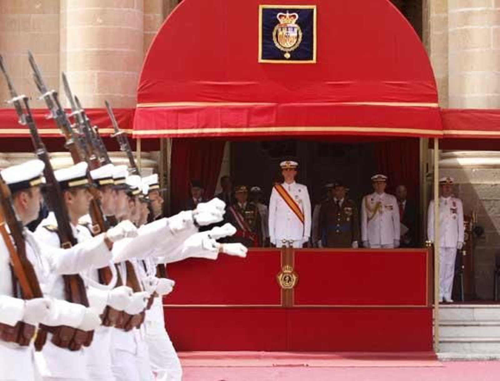 El Príncipe preside en La Isla la entrega de los Reales Despachos a los números uno del Cuerpo General de la Armada.

Foto: Nuria Reina