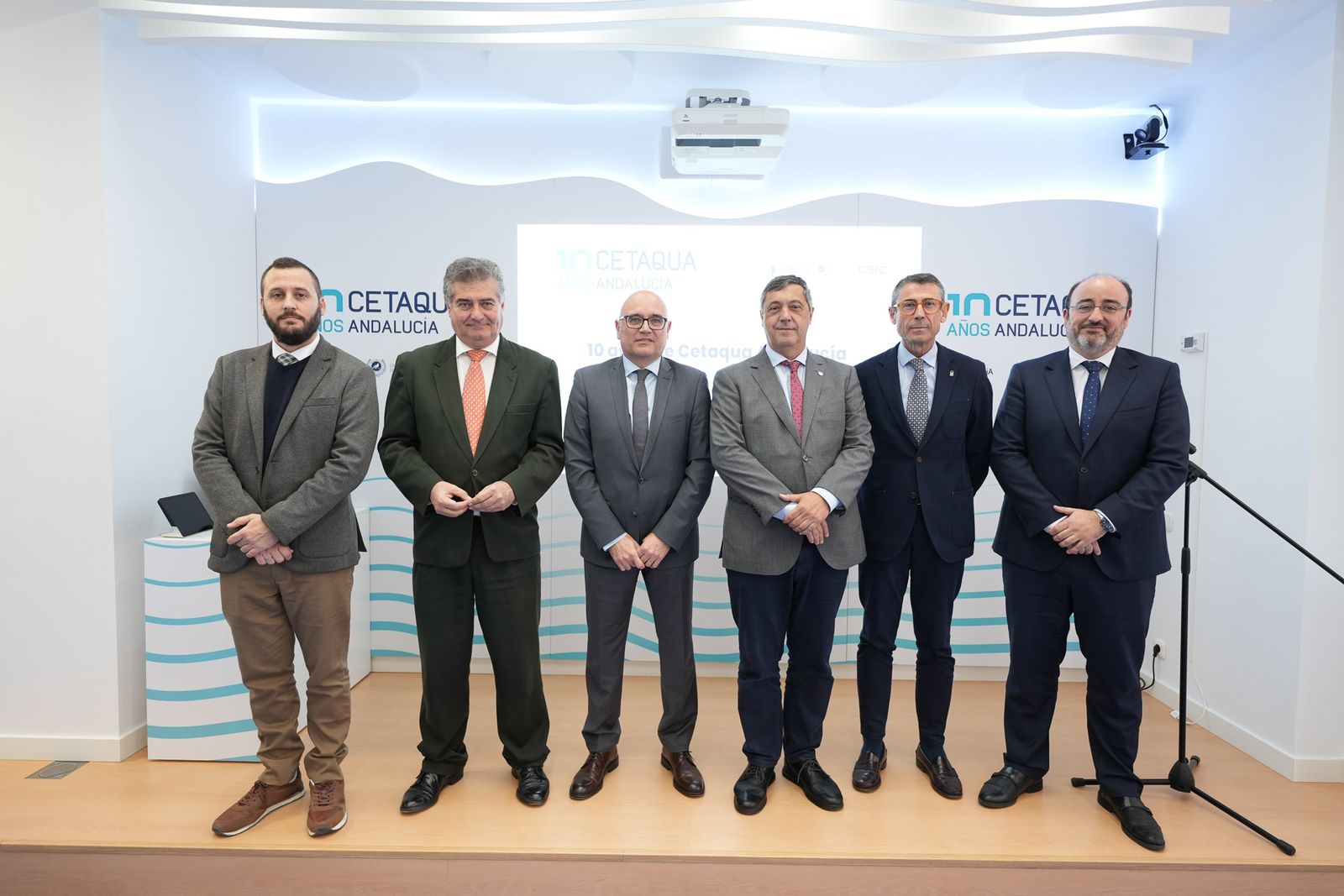 Dirigentes de Hidralia, la Universidad de Málaga y el CSIC conmemorando los 10 años de Cetaqua