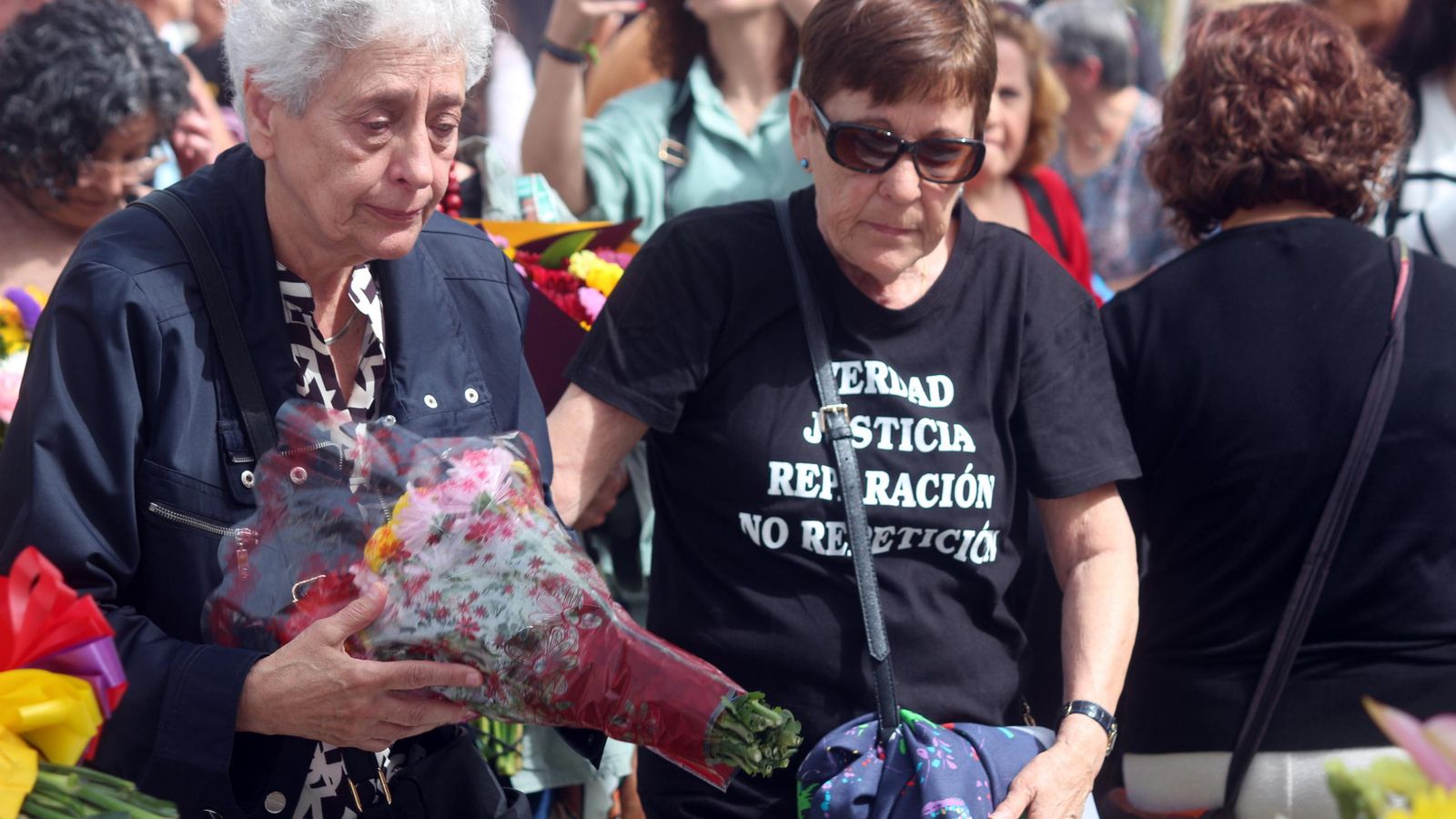 Ofrenda Floral ante el monumento que recuerda a los represaliados Ofrenda Floral ante el monumento que recuerda a los represaliados