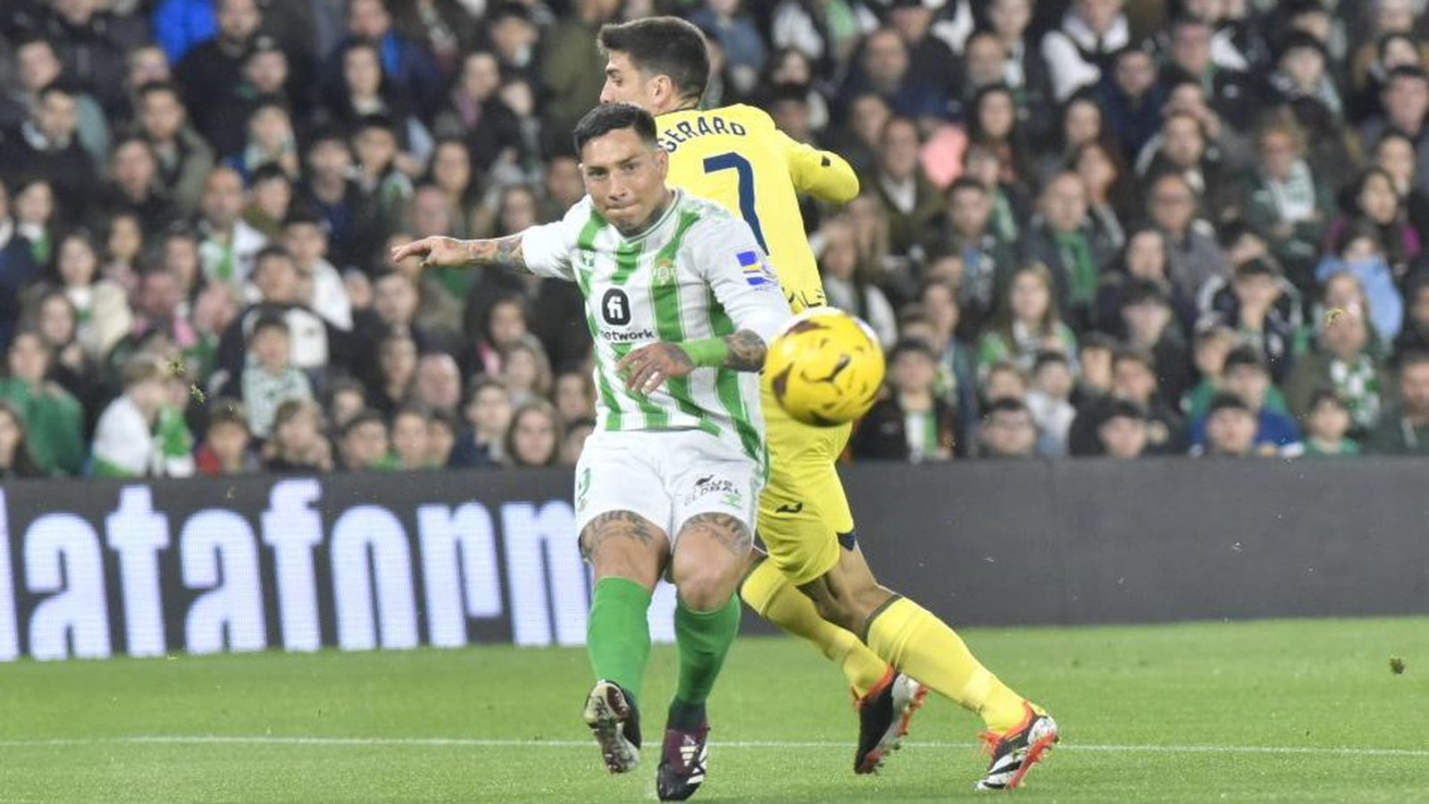 Chimy Ávila disputa el balón con Gerard Moreno.