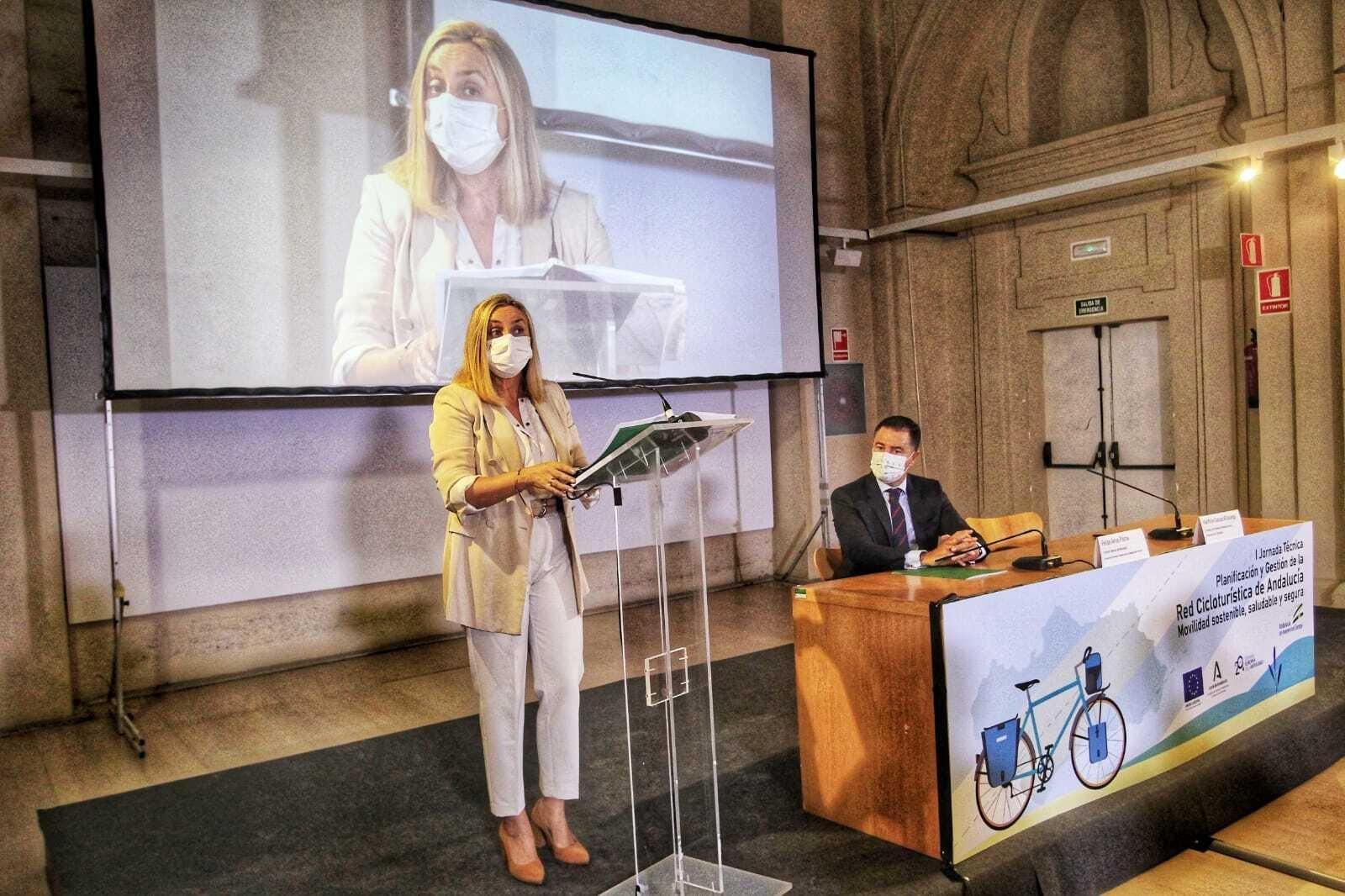 La consejera de Fomento, Infraestructuras y Ordenación del Territorio, Marifrán Carazo, durante su intervención en la jornada técnica.