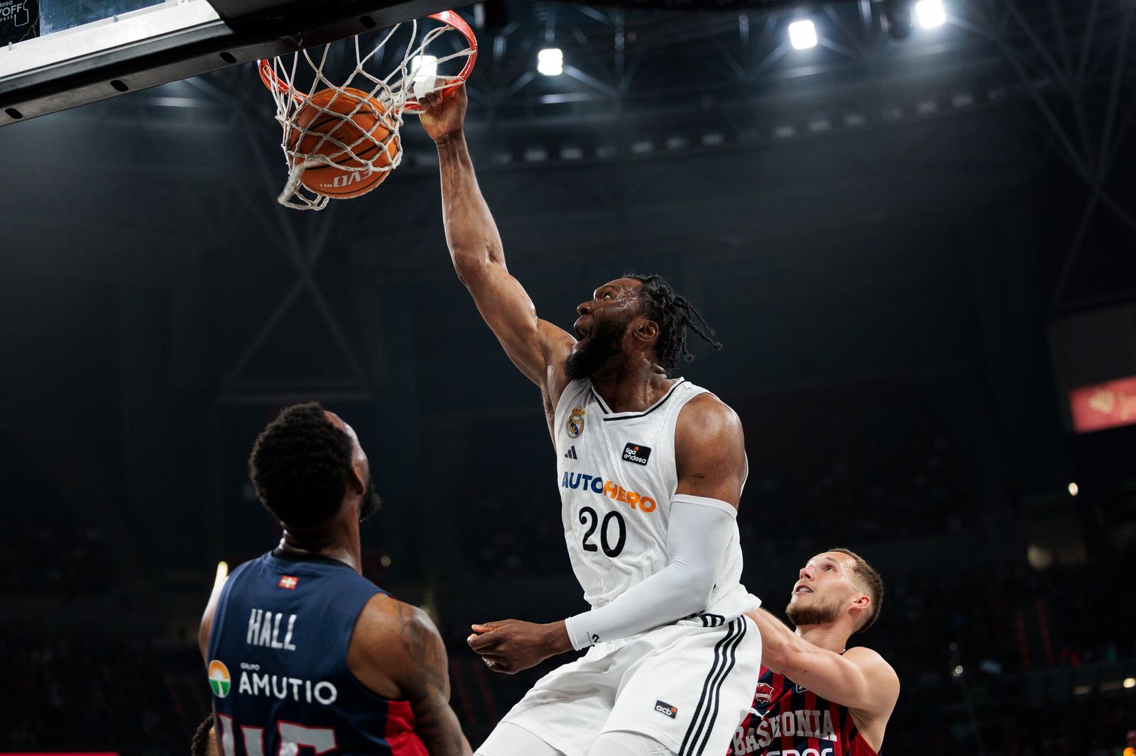 Bruno Fernando machaca.