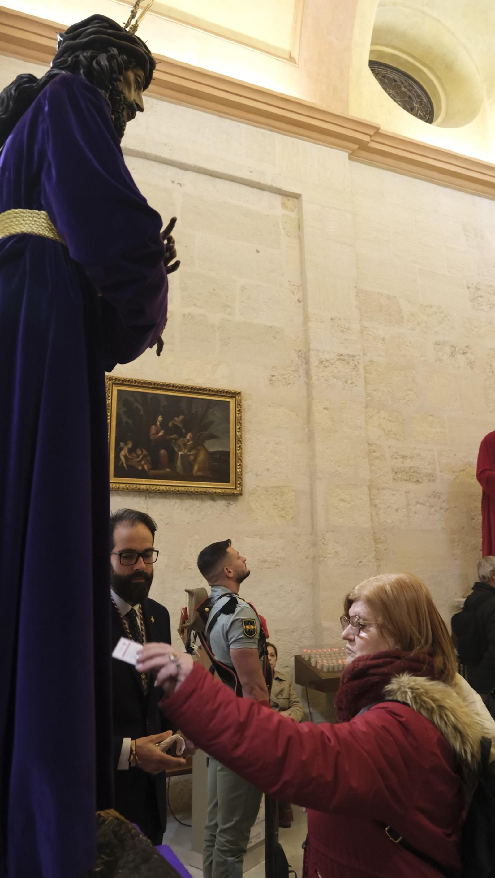 Imágenes del multitudinario besapiés del Cristo de Medinaceli en la Catedral de Almería