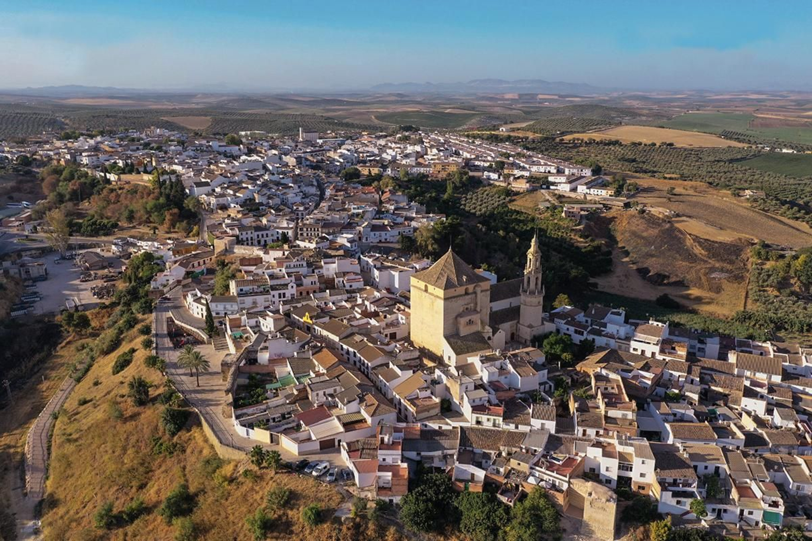 Vista aérea de Santaella, en plena campiña cordobesa.
