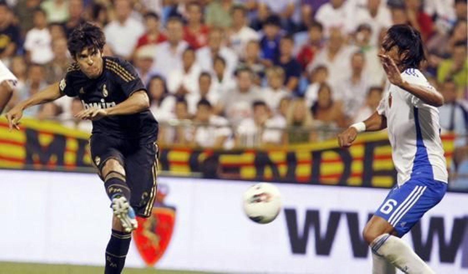 Kaká remata contra la defensa del Zaragoza.

Foto: EFE