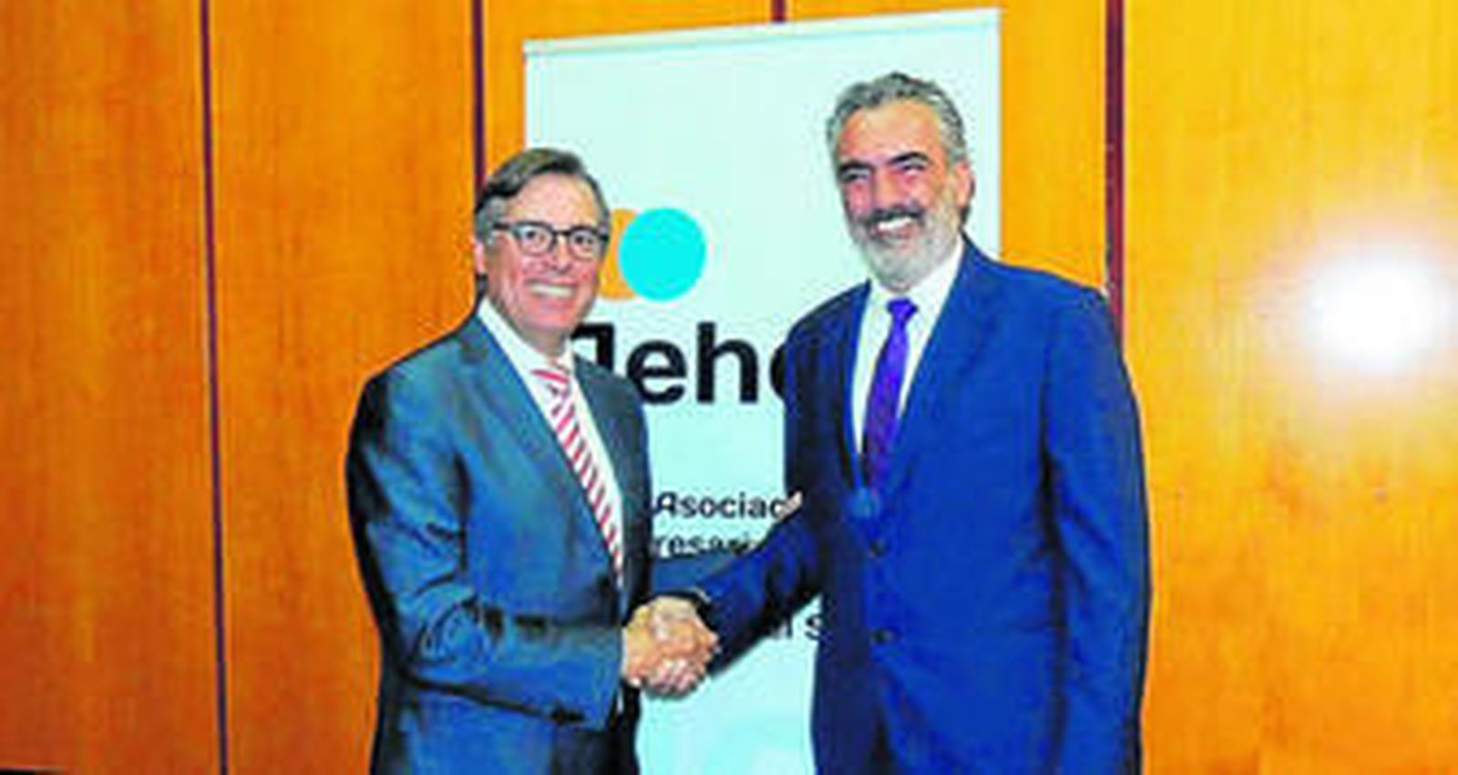 José Carlos Escribano, a la izquierda, cede el testigo ayer a Luis Callejón Suñé.