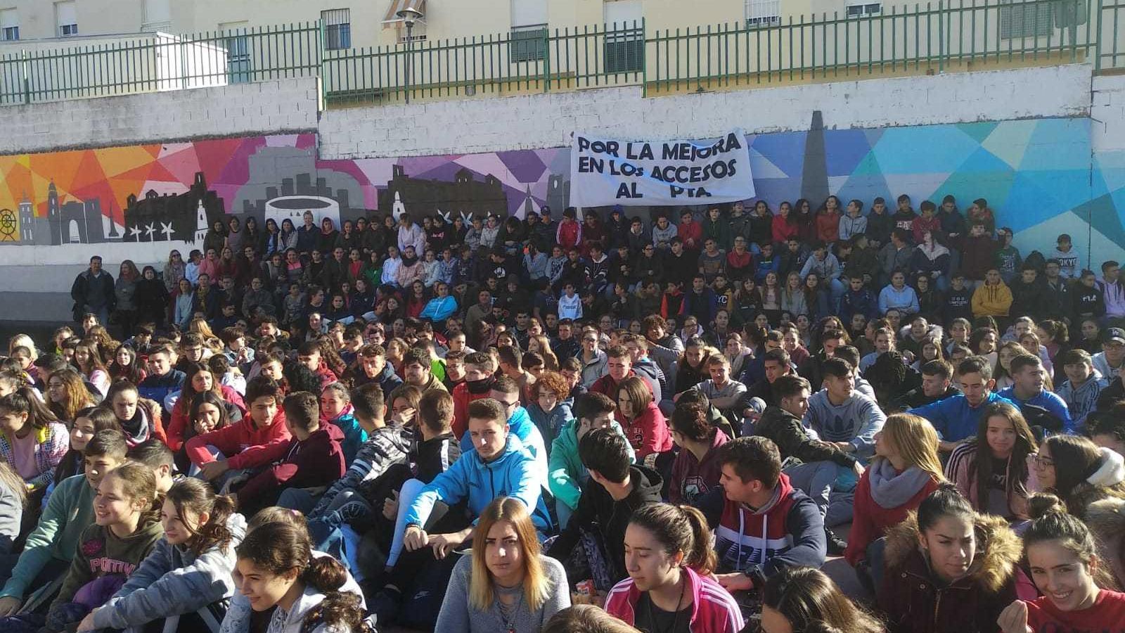 Alumnos del IES Campanillas, concentrados en el patio.