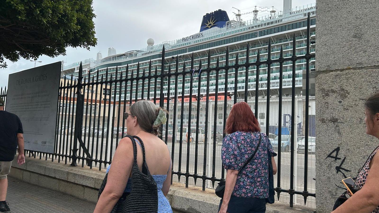 Han sido muchos los turistas que viajan en el Arvia que han optado por bajar del buque a conocer la ciudad de Cádiz