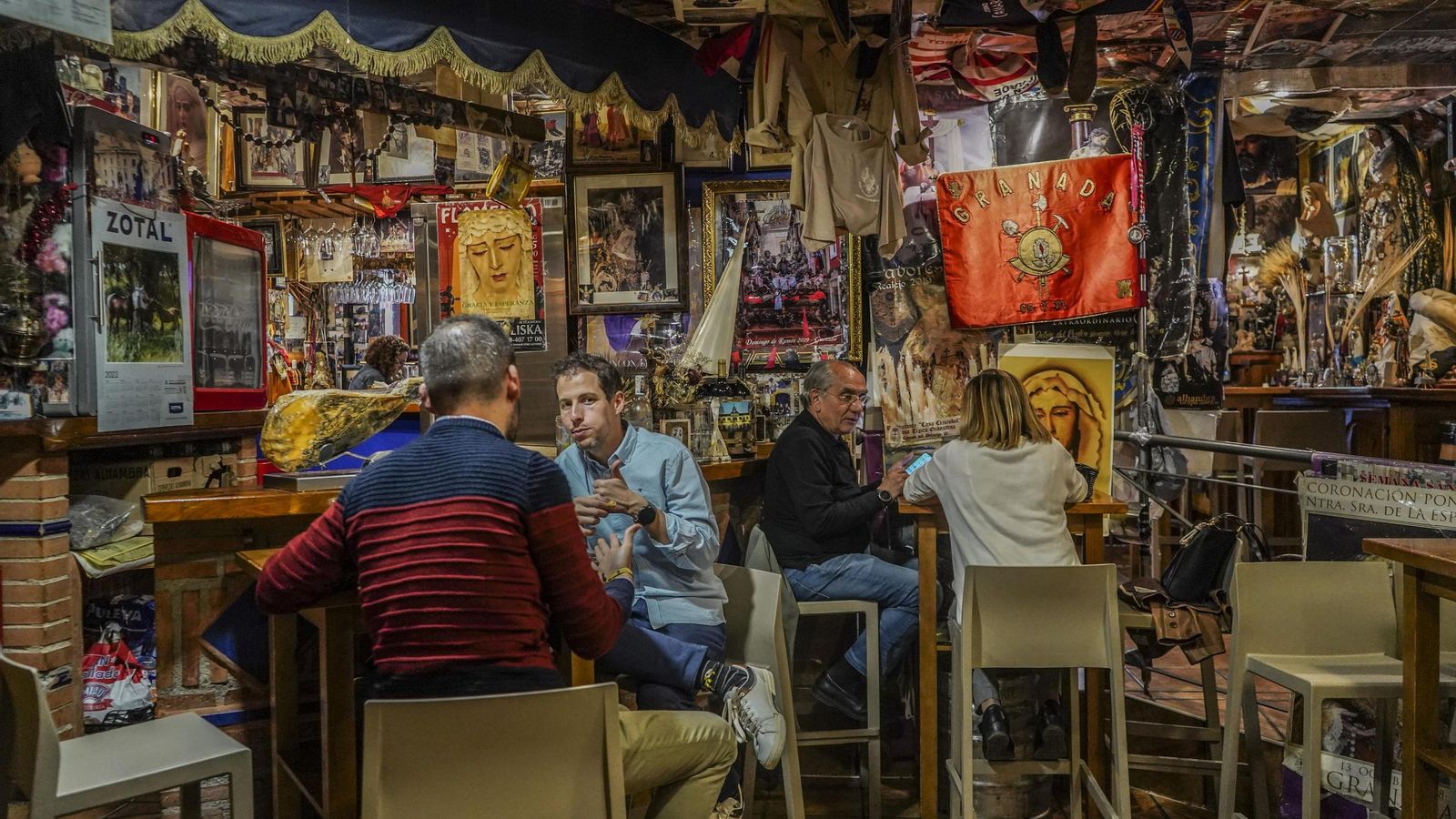 En todos los rincones se puede encontrar algún objeto relacionado con la Semana Santa
