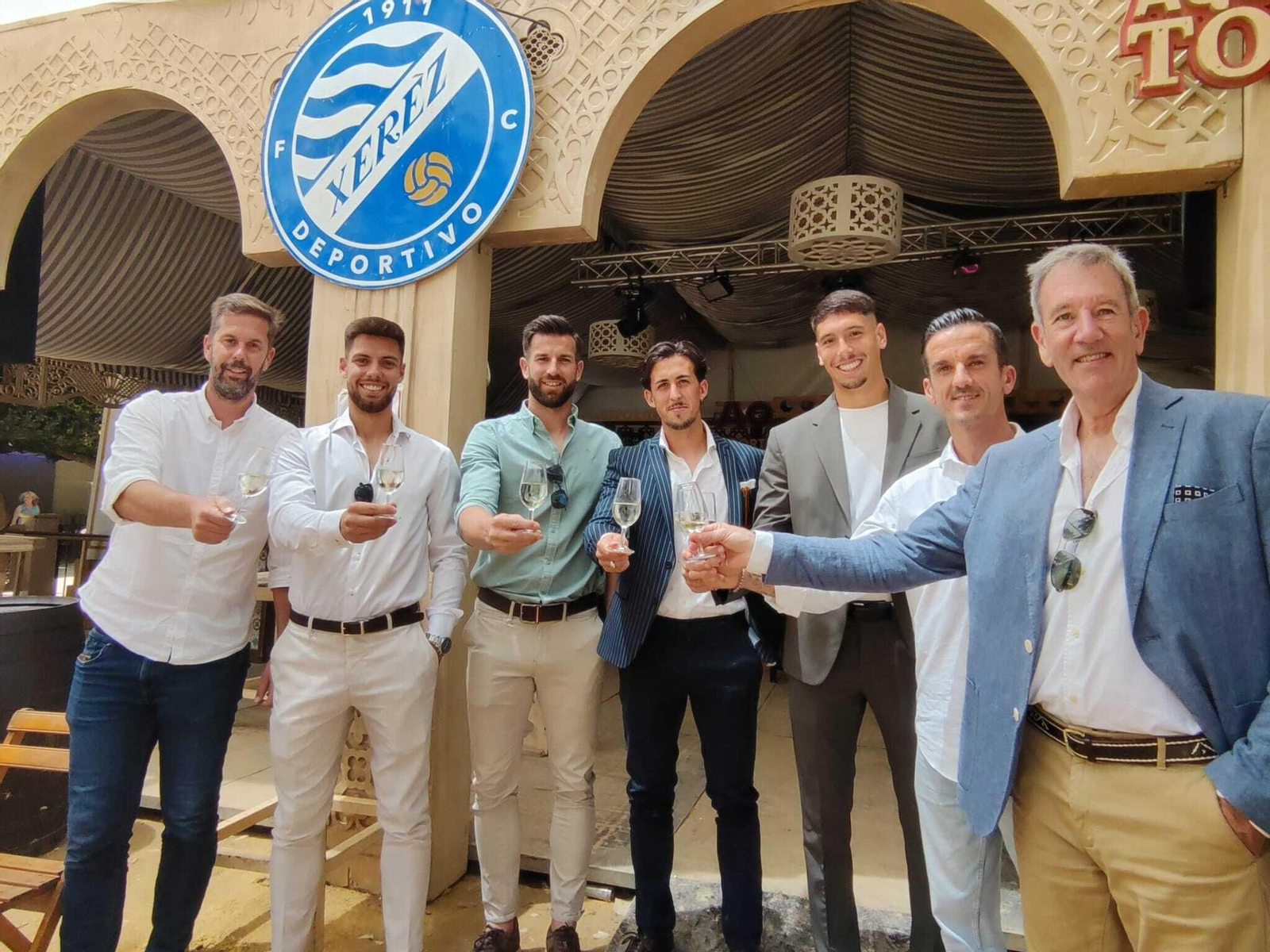 Sebastián Alonso, Bello, Hugo, Marcelo, Oca, Parejo y David Sánchez brindan en la Feria. Sebastián Alonso, Bello, Hugo, Marcelo, Oca, Parejo y David Sánchez brindan en la Feria.