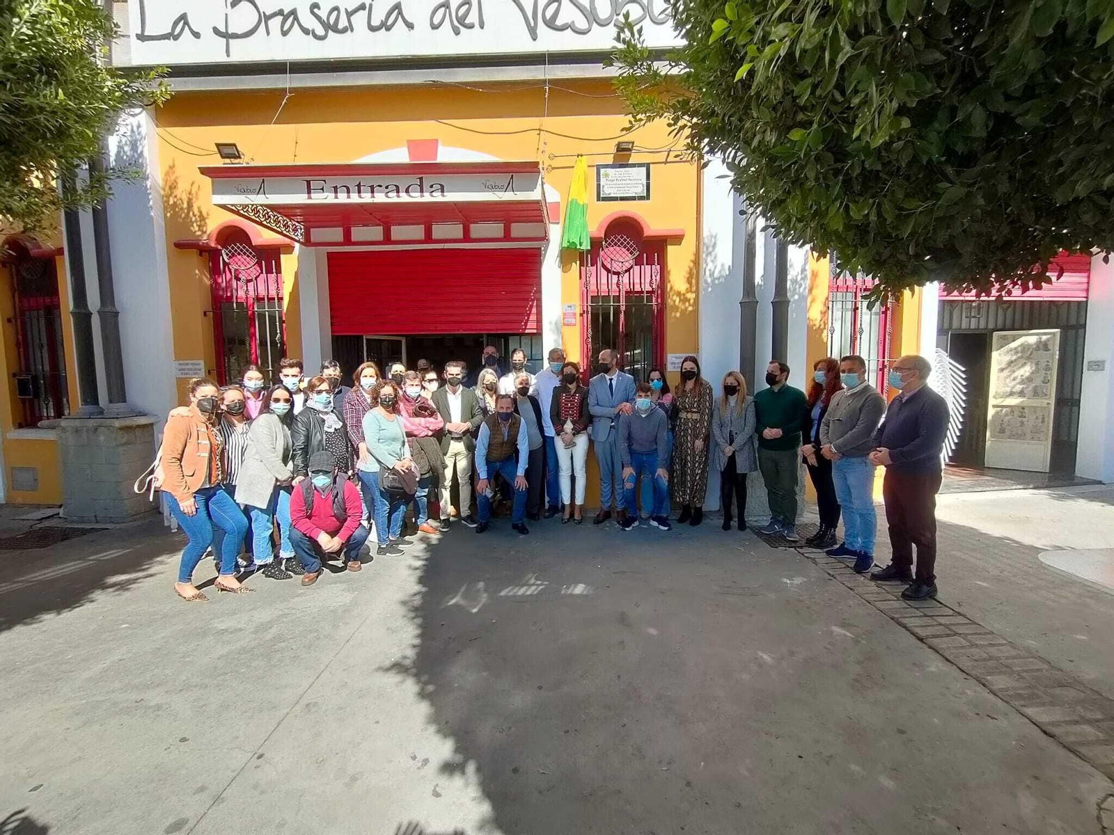 Las autoridades y la plantilla de la Pizzería Vesubio.