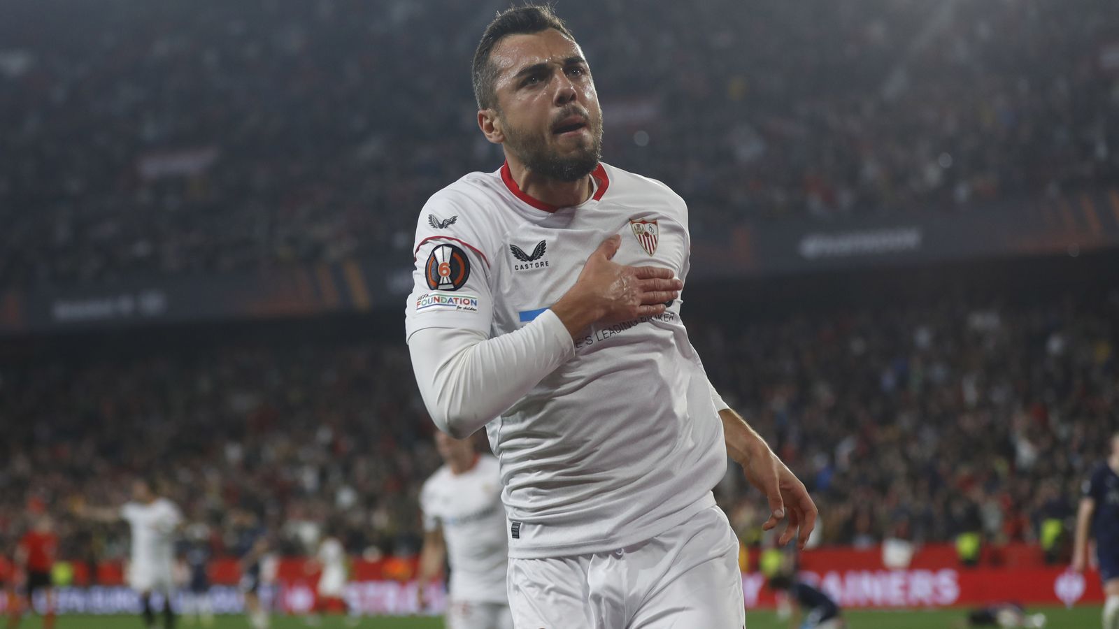 Joan Jordán celebra con rabia el 1-0 con varios golpes en el pecho hacia la grada de Gol Sur.