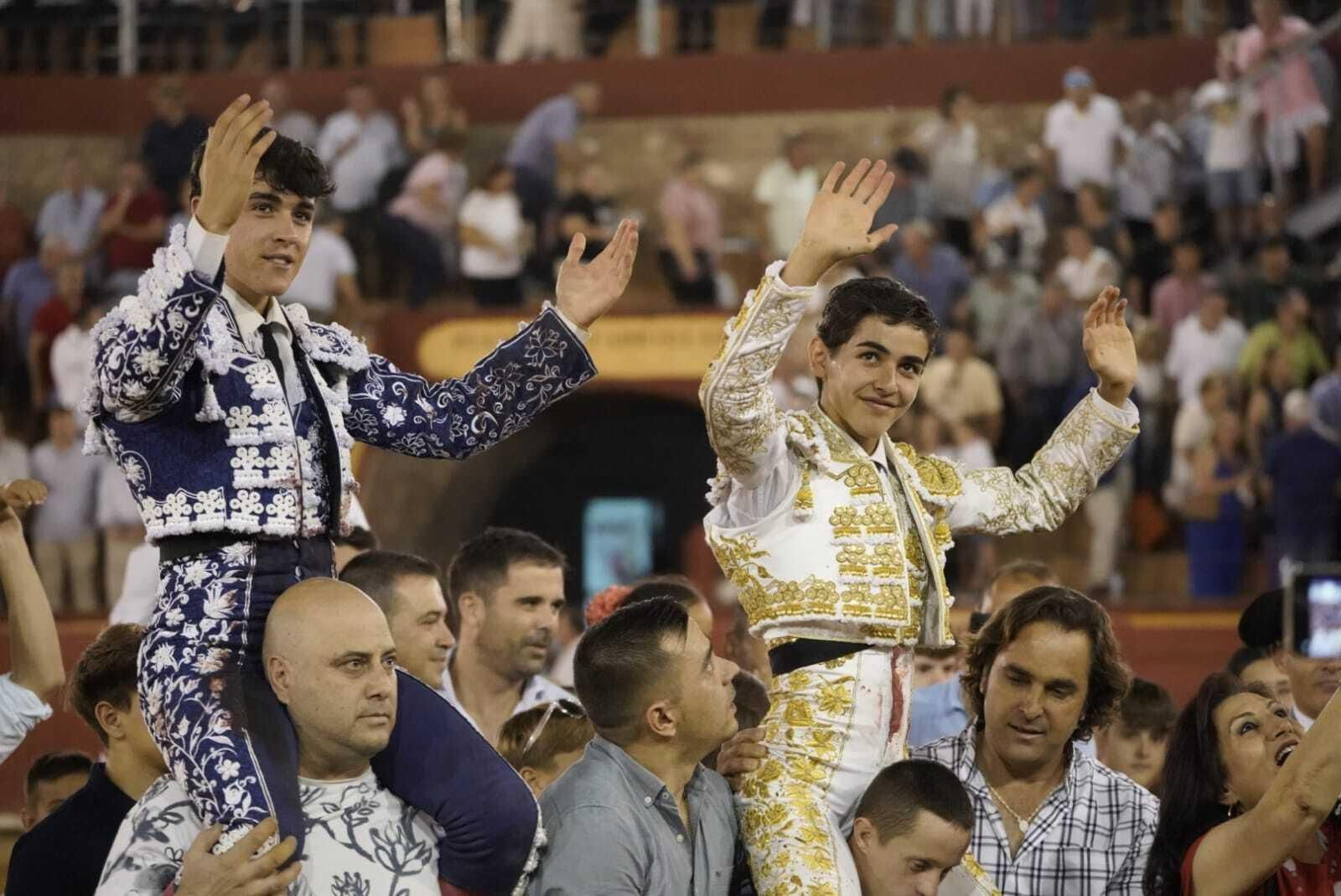 Jarocho y Manuel Román salen a hombros de la plaza de toros de Montoro.