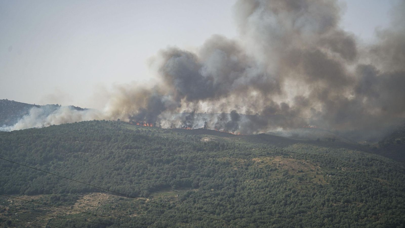 Columnas de humo en fuego de Jarilla, en Extremadura.