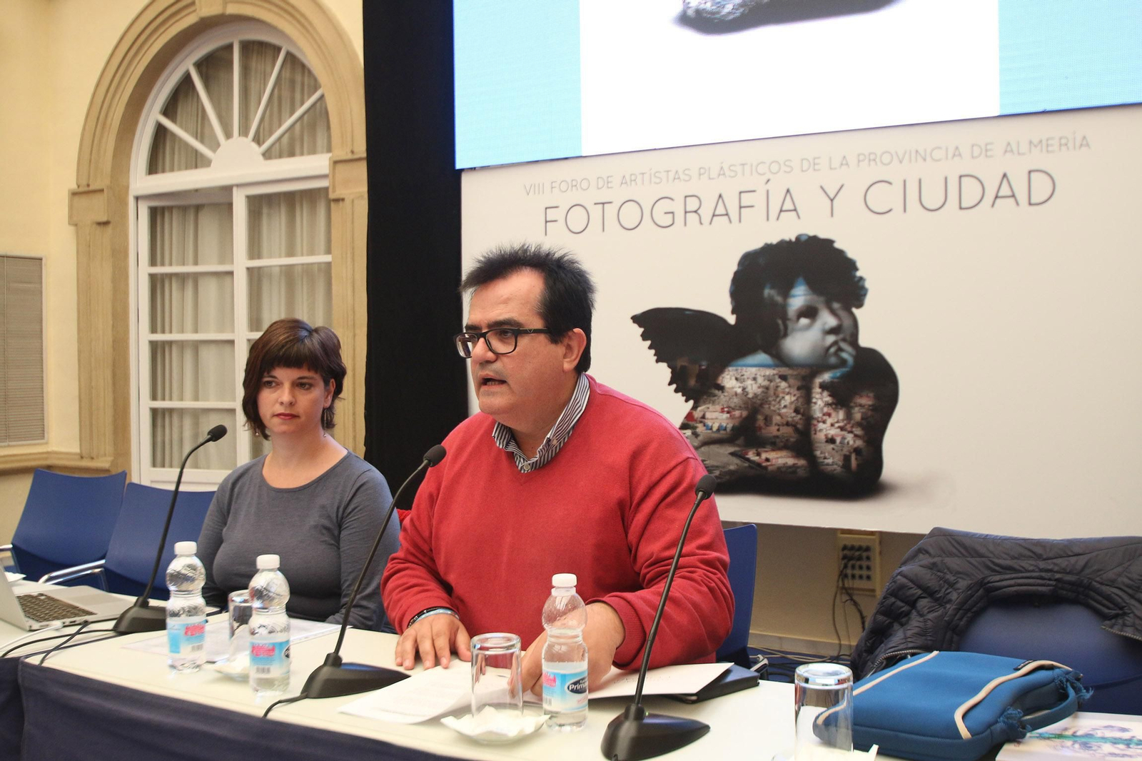 El diputado de Cultura, Antonio Jesús Rodríguez con Elena Pedrosa, que ha dado la conferencia marco.