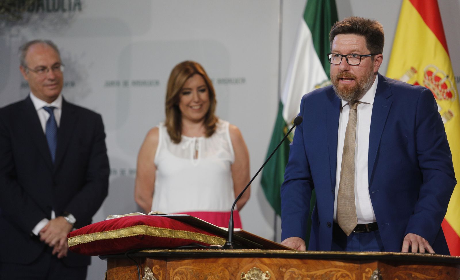 Rodrigo Sánchez, tomando posesión como consejero de Agricultura, Pesca y Desarrollo Rural, ante la mirada de Susana Díaz.